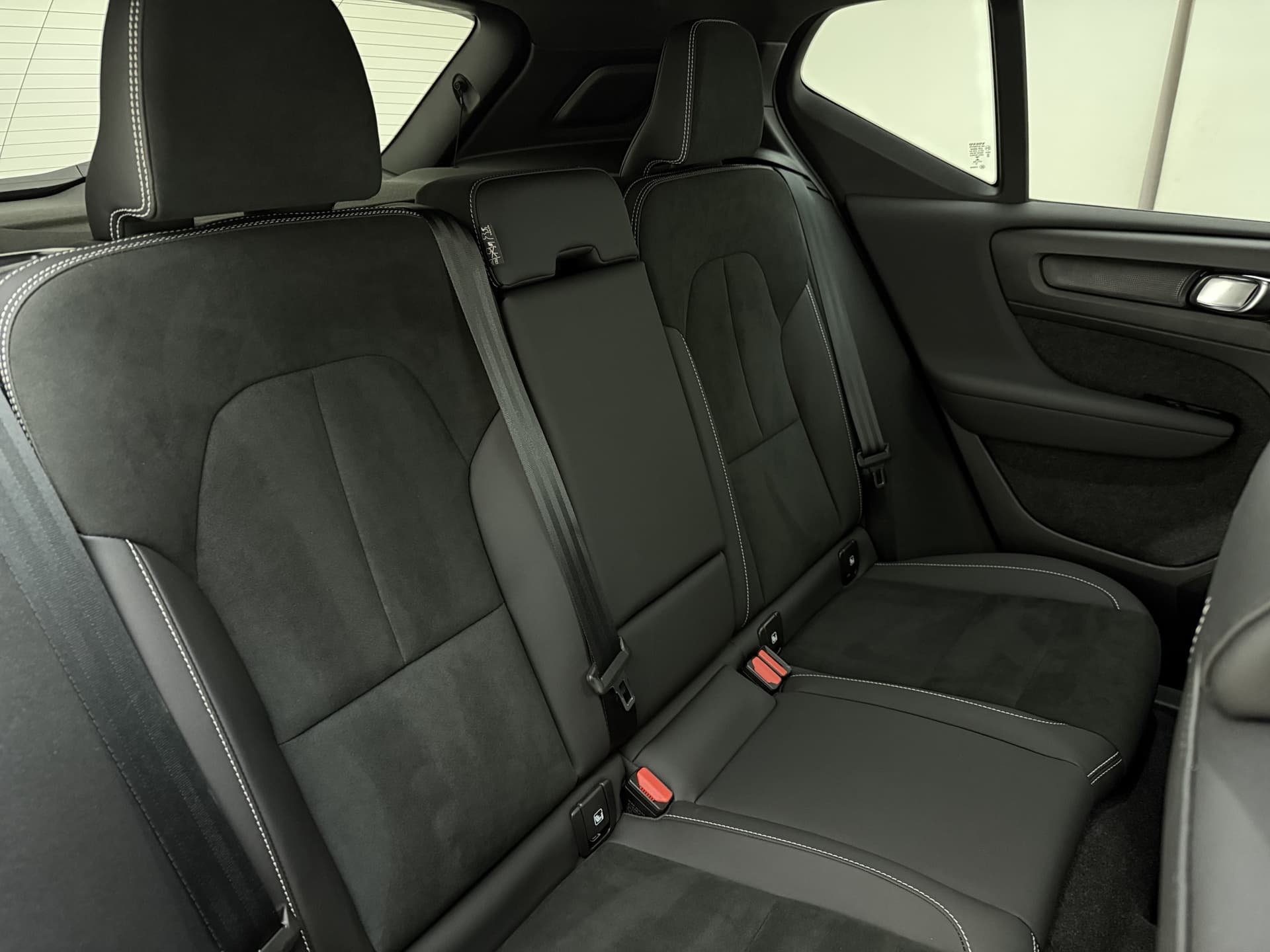 Volvo XC40 Twin 408pk Plus / Nubuck / Getint glas / Trekhaak / All Season / PDC + Camera / Stoel + Stuurw. Verwarming / Keyless / El. Achterklep / Warmtepomp / thumbnail 6