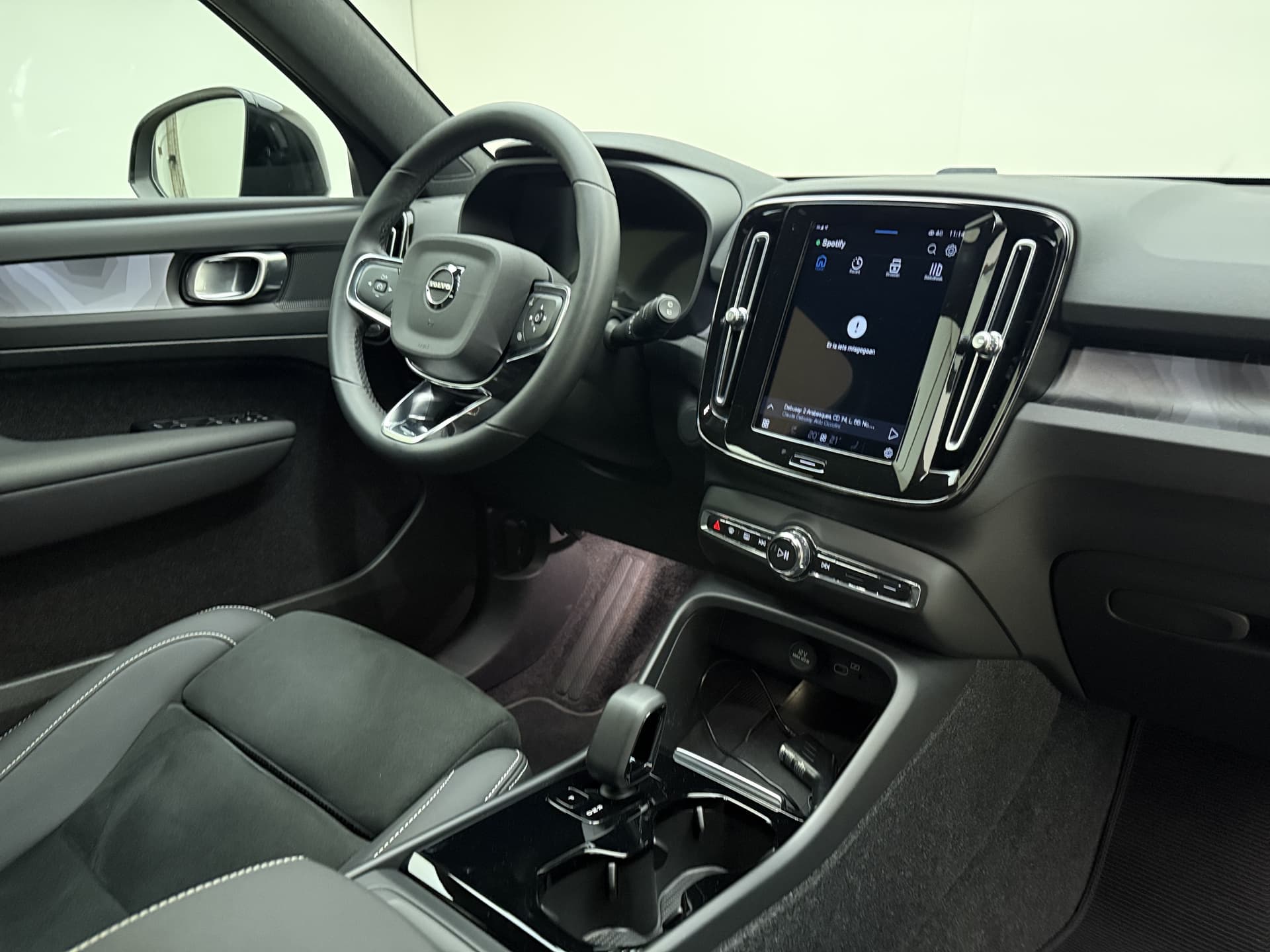 Volvo XC40 Twin 408pk Plus / Nubuck / Getint glas / Trekhaak / All Season / PDC + Camera / Stoel + Stuurw. Verwarming / Keyless / El. Achterklep / Warmtepomp / thumbnail 10