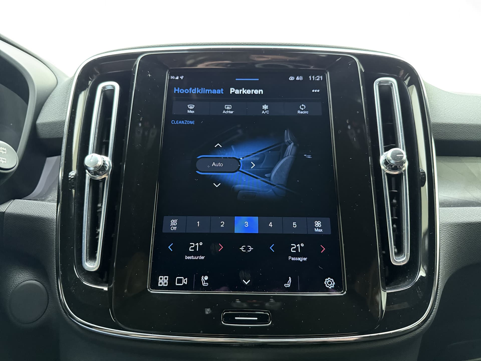 Volvo XC40 Twin 408pk Plus / Nubuck / Getint glas / Trekhaak / All Season / PDC + Camera / Stoel + Stuurw. Verwarming / Keyless / El. Achterklep / Warmtepomp / thumbnail 16