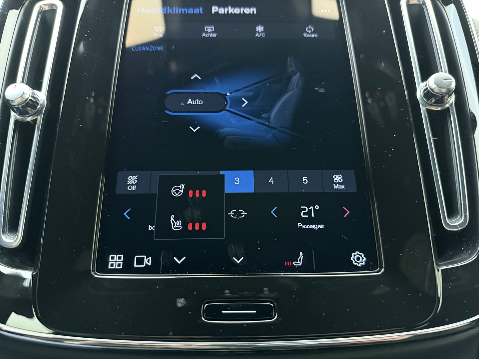 Volvo XC40 Twin 408pk Plus / Nubuck / Getint glas / Trekhaak / All Season / PDC + Camera / Stoel + Stuurw. Verwarming / Keyless / El. Achterklep / Warmtepomp / thumbnail 17