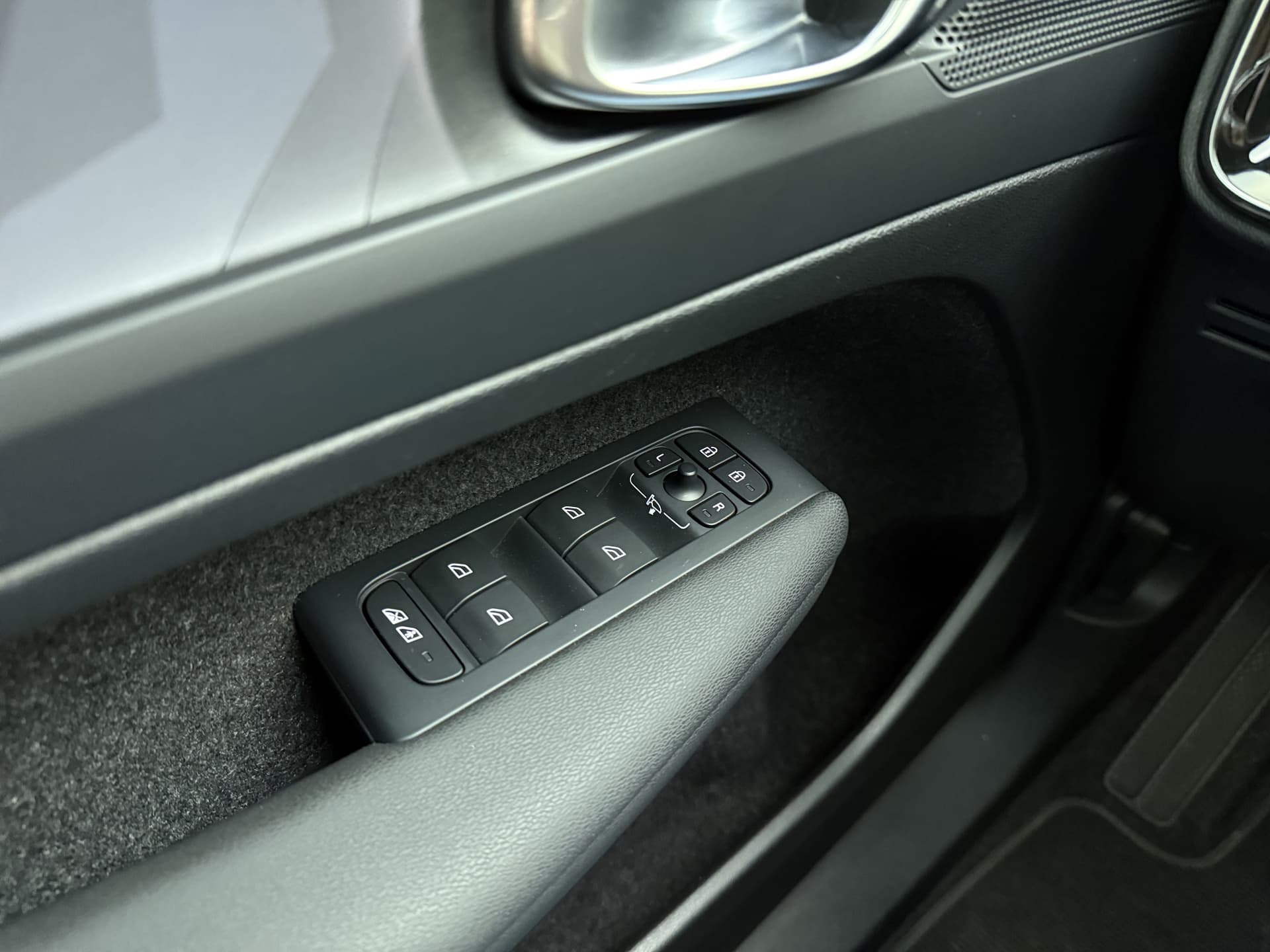 Volvo XC40 Twin 408pk Plus / Nubuck / Getint glas / Trekhaak / All Season / PDC + Camera / Stoel + Stuurw. Verwarming / Keyless / El. Achterklep / Warmtepomp / thumbnail 31