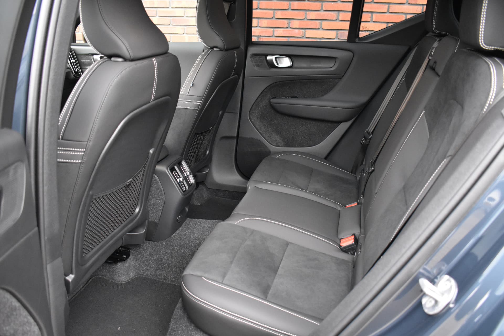 Volvo EX40 Twin Motor 408PK Ultra Black Edition 82 kWh thumbnail 7