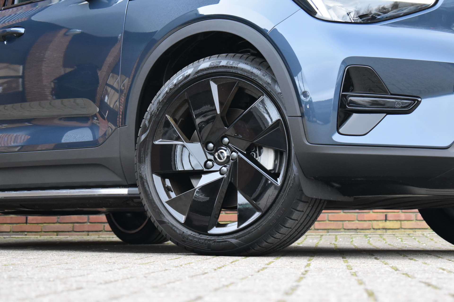 Volvo EX40 Twin Motor 408PK Ultra Black Edition 82 kWh thumbnail 9