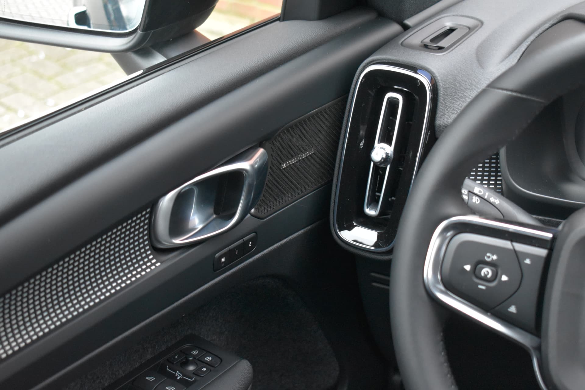 Volvo EX40 Twin Motor 408PK Ultra Black Edition 82 kWh thumbnail 15