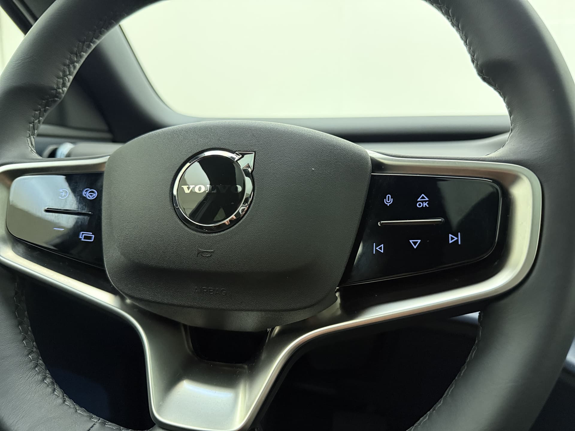 Volvo EX30 Extended Range Ultra / 20'' / Getint Glas / Elektr. Stoelen / 360 Camera / Panoramadak / Adapt. Cruise / BLIS / 22kw Boordlader / thumbnail 43