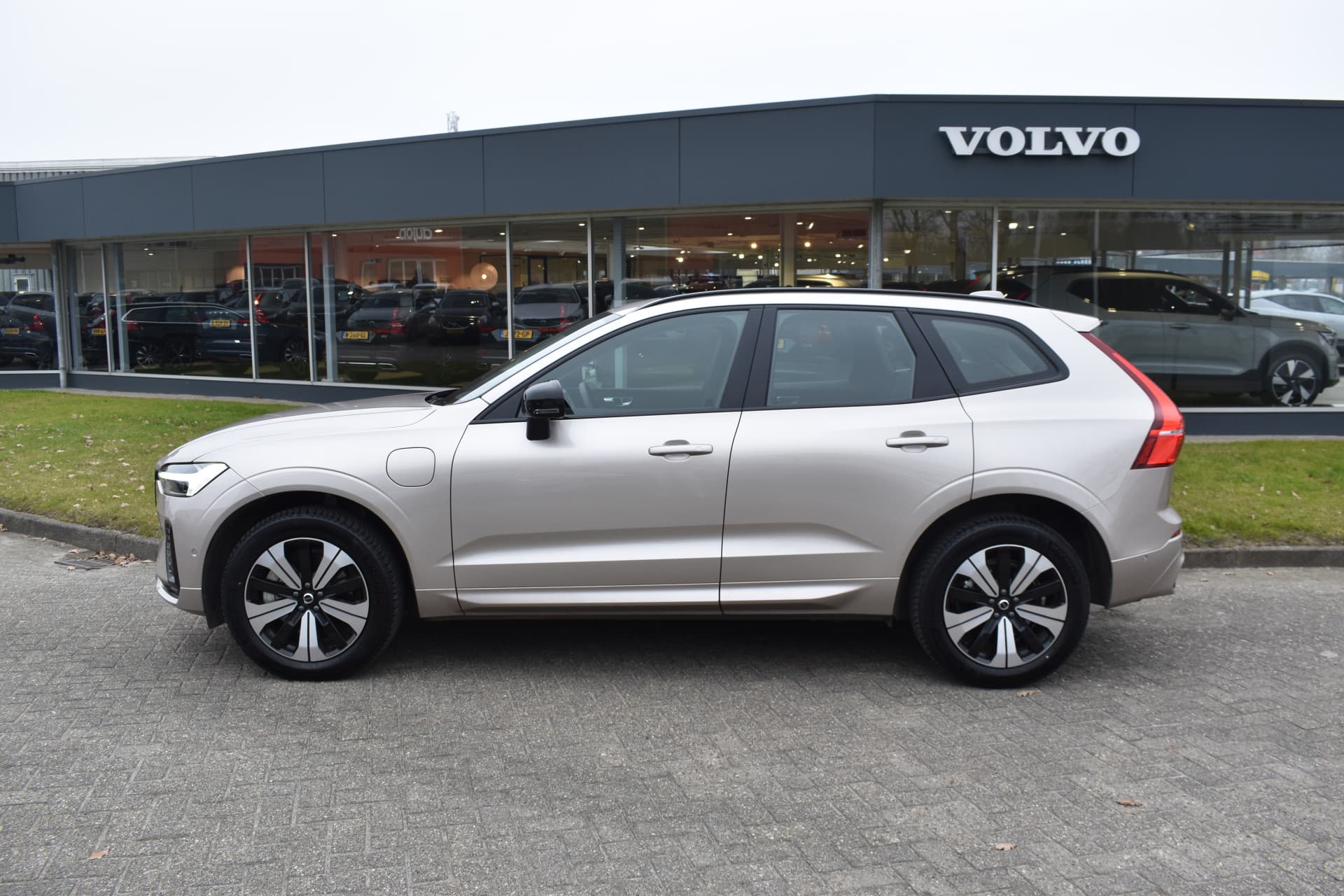 Volvo XC60 T6 350PK Plug-in hybrid AWD Plus Dark thumbnail 10
