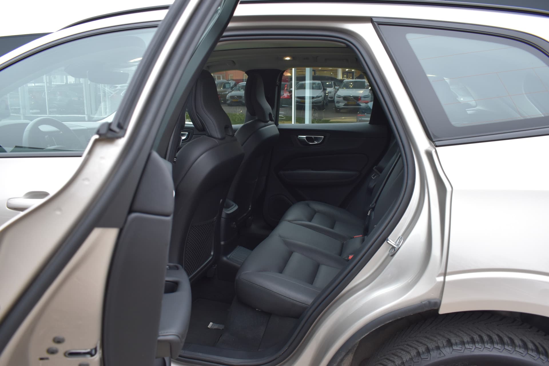 Volvo XC60 T6 350PK Plug-in hybrid AWD Plus Dark thumbnail 23