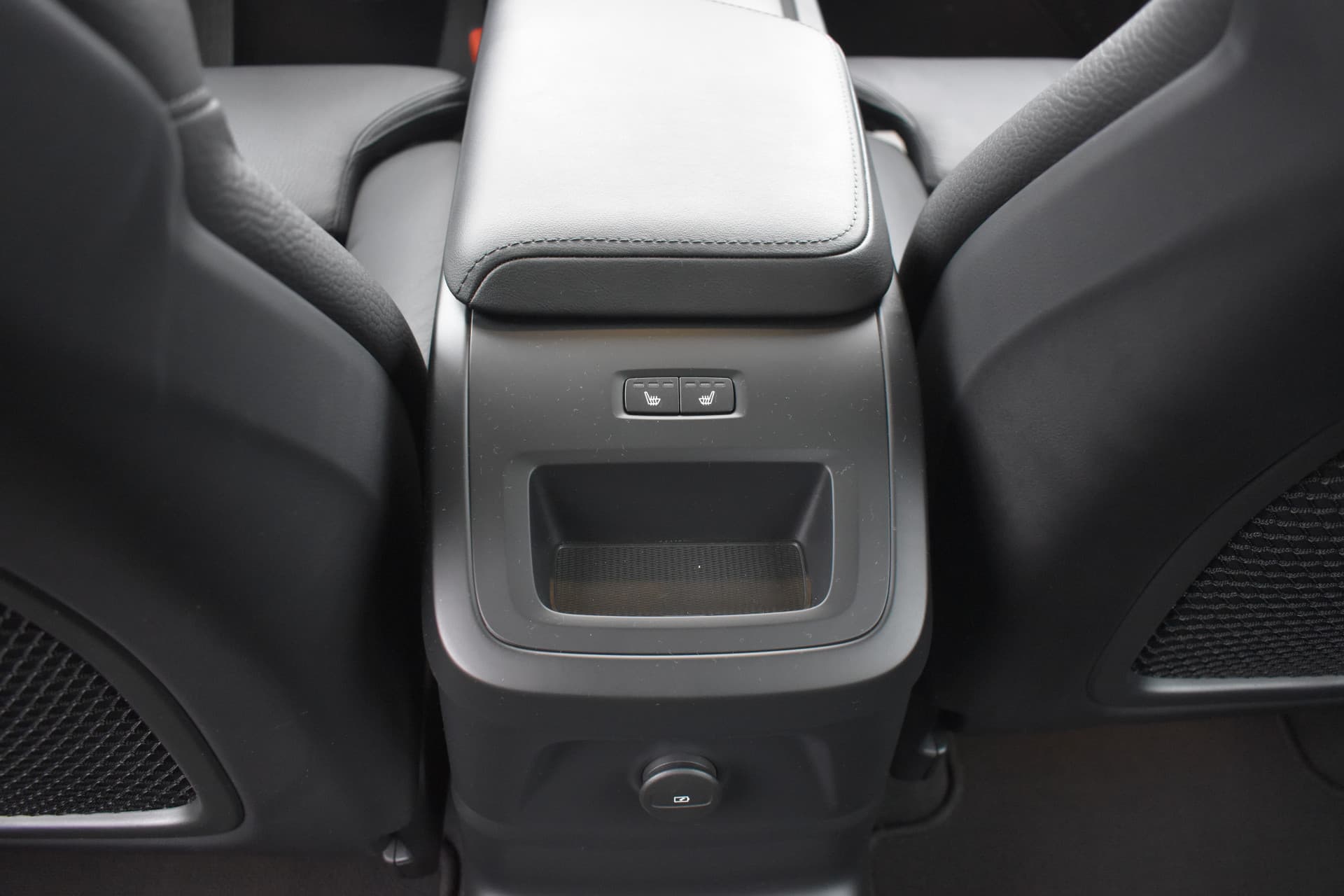 Volvo XC60 T6 350PK Plug-in hybrid AWD Plus Dark thumbnail 24