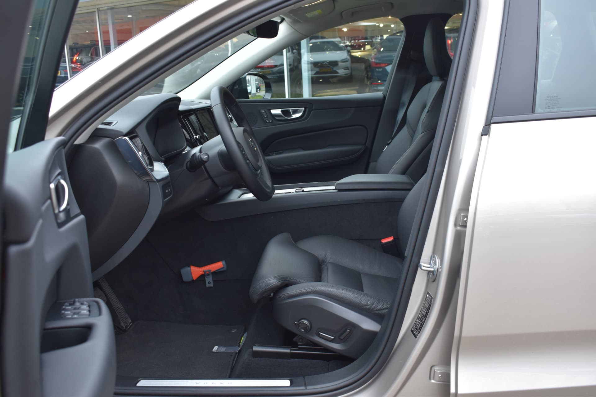 Volvo XC60 T6 350PK Plug-in hybrid AWD Plus Dark thumbnail 28