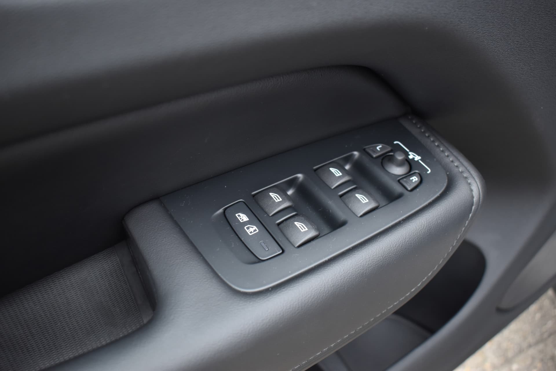 Volvo XC60 T6 350PK Plug-in hybrid AWD Plus Dark thumbnail 30