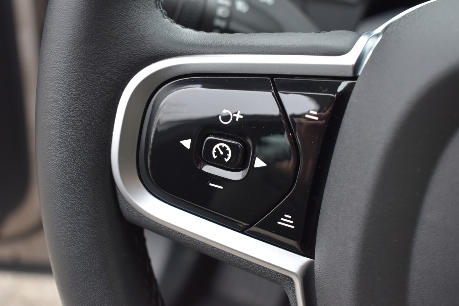 Volvo XC60 T6 350PK Plug-in hybrid AWD Plus Dark thumbnail 33