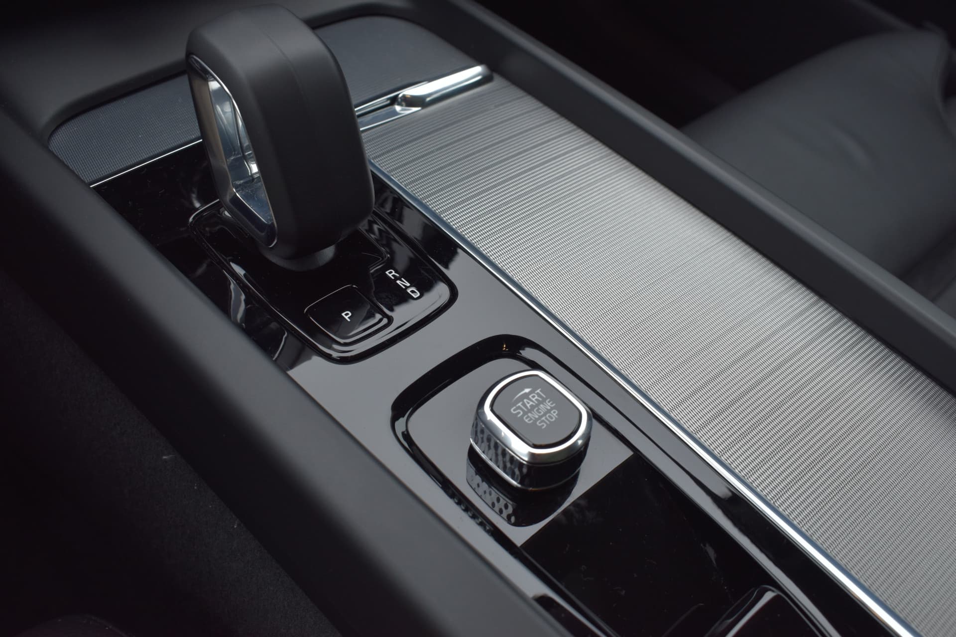 Volvo XC60 T6 350PK Plug-in hybrid AWD Plus Dark thumbnail 45