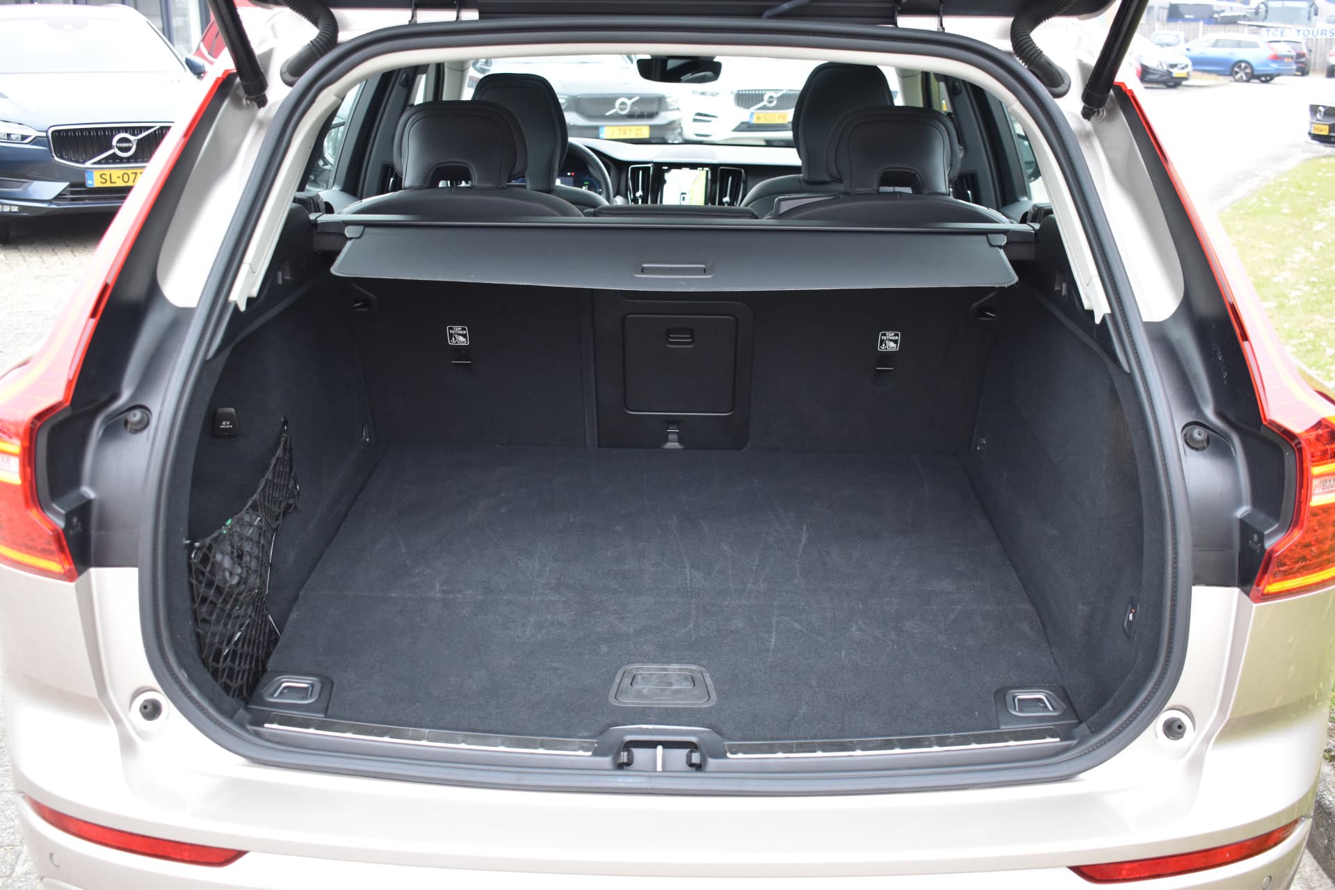 Volvo XC60 T6 350PK Plug-in hybrid AWD Plus Dark thumbnail 17