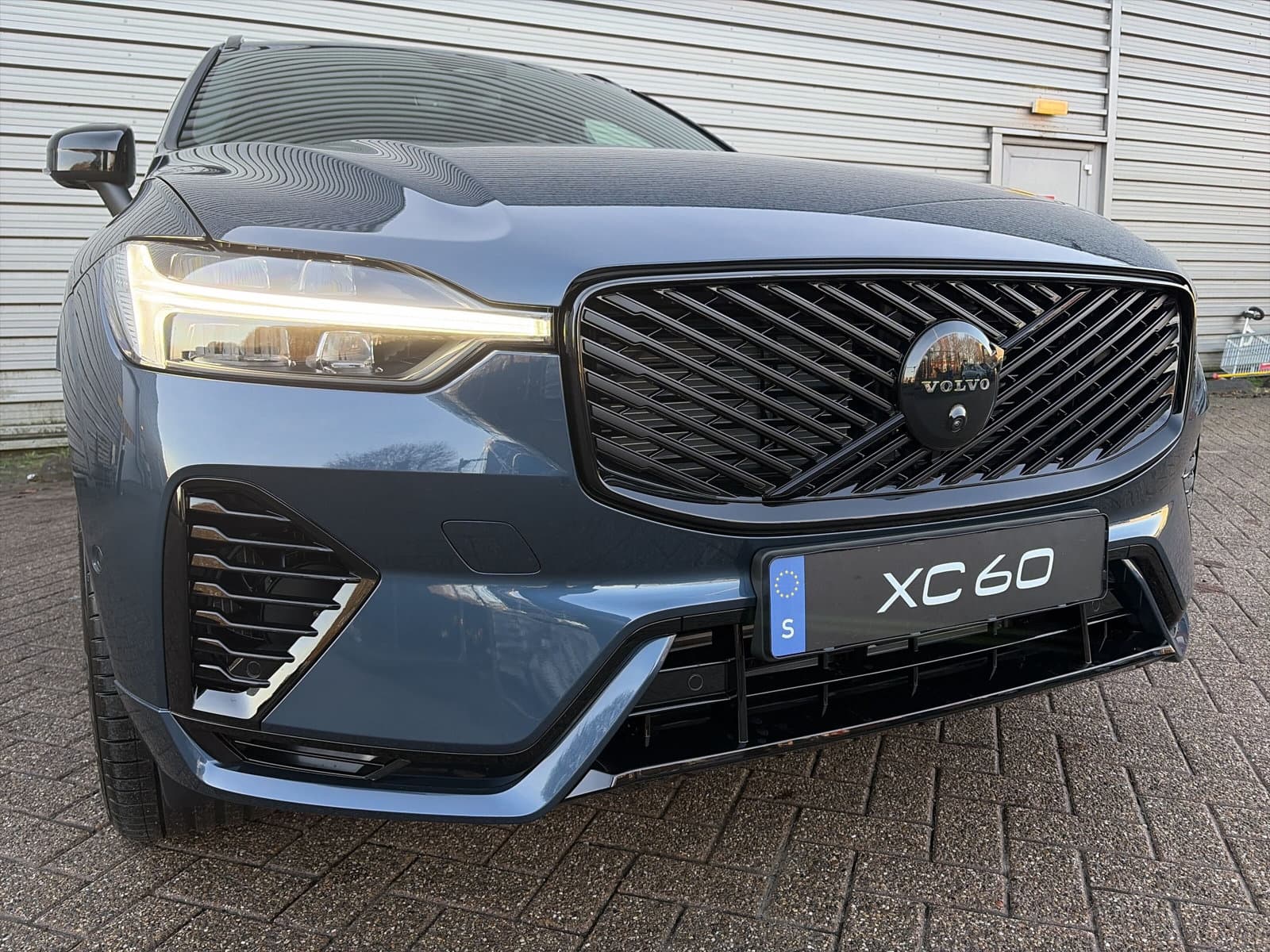 Volvo XC60 2.0 T6 Plug-in hybrid AWD Plus Black Edition / Nieuw uit voorraad / 21" Glossy Black / head-up display / elektrisch glazen panorama-dak / thumbnail 4