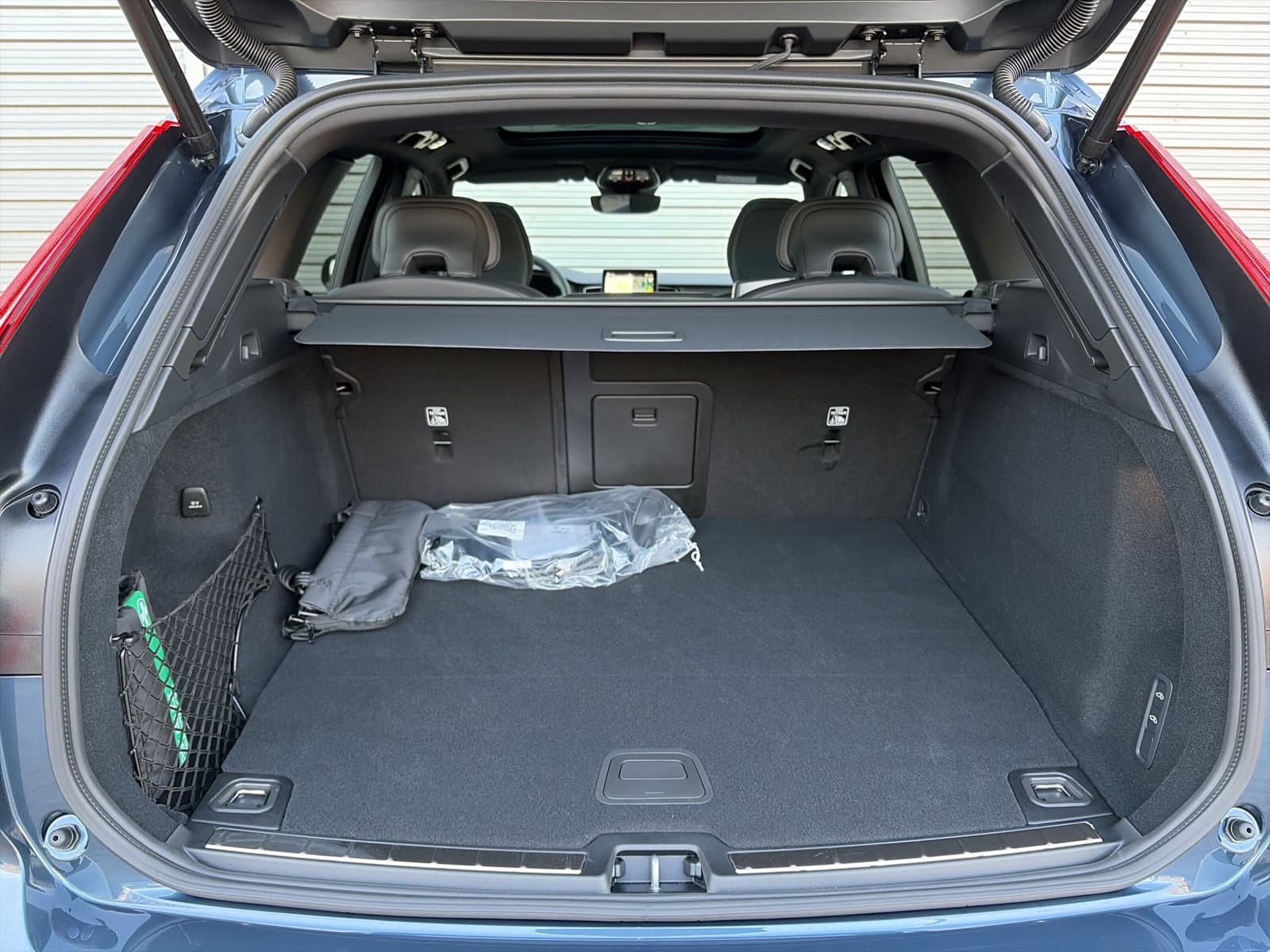 Volvo XC60 2.0 T6 Plug-in hybrid AWD Plus Black Edition / Nieuw uit voorraad / 21" Glossy Black / head-up display / elektrisch glazen panorama-dak / thumbnail 7