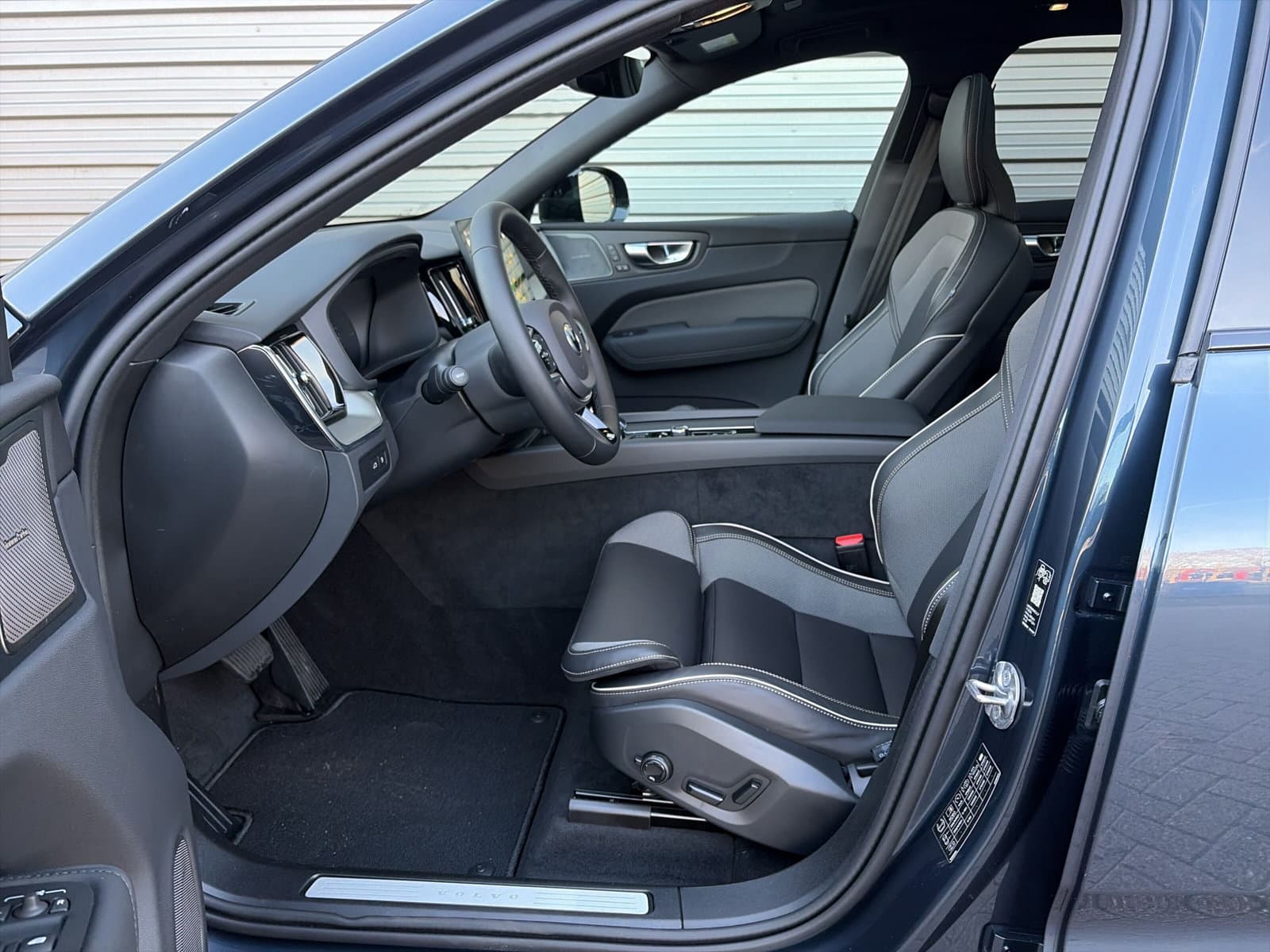 Volvo XC60 2.0 T6 Plug-in hybrid AWD Plus Black Edition / Nieuw uit voorraad / 21" Glossy Black / head-up display / elektrisch glazen panorama-dak / thumbnail 8