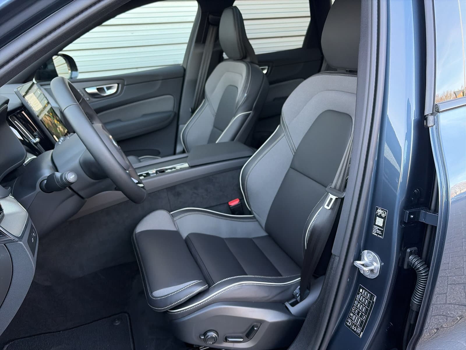 Volvo XC60 2.0 T6 Plug-in hybrid AWD Plus Black Edition / Nieuw uit voorraad / 21" Glossy Black / head-up display / elektrisch glazen panorama-dak / thumbnail 9