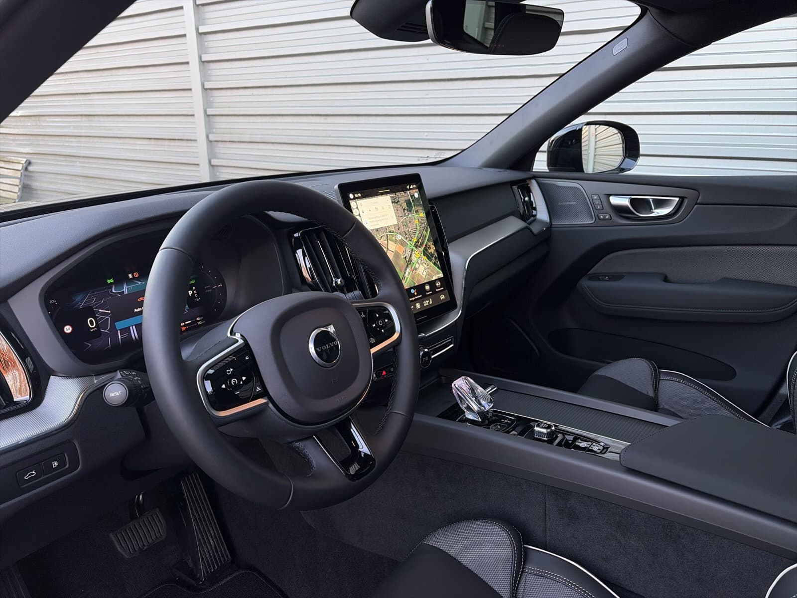 Volvo XC60 2.0 T6 Plug-in hybrid AWD Plus Black Edition / Nieuw uit voorraad / 21" Glossy Black / head-up display / elektrisch glazen panorama-dak / thumbnail 11