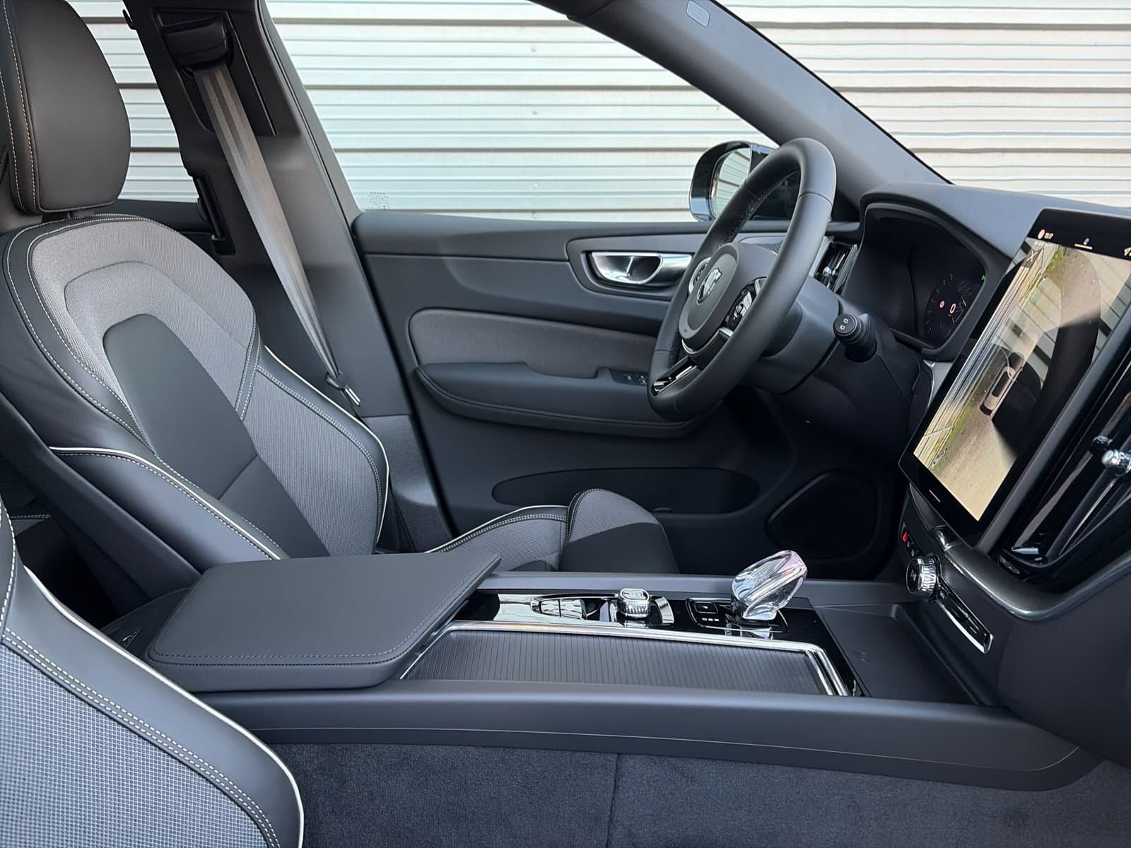 Volvo XC60 2.0 T6 Plug-in hybrid AWD Plus Black Edition / Nieuw uit voorraad / 21" Glossy Black / head-up display / elektrisch glazen panorama-dak / thumbnail 17