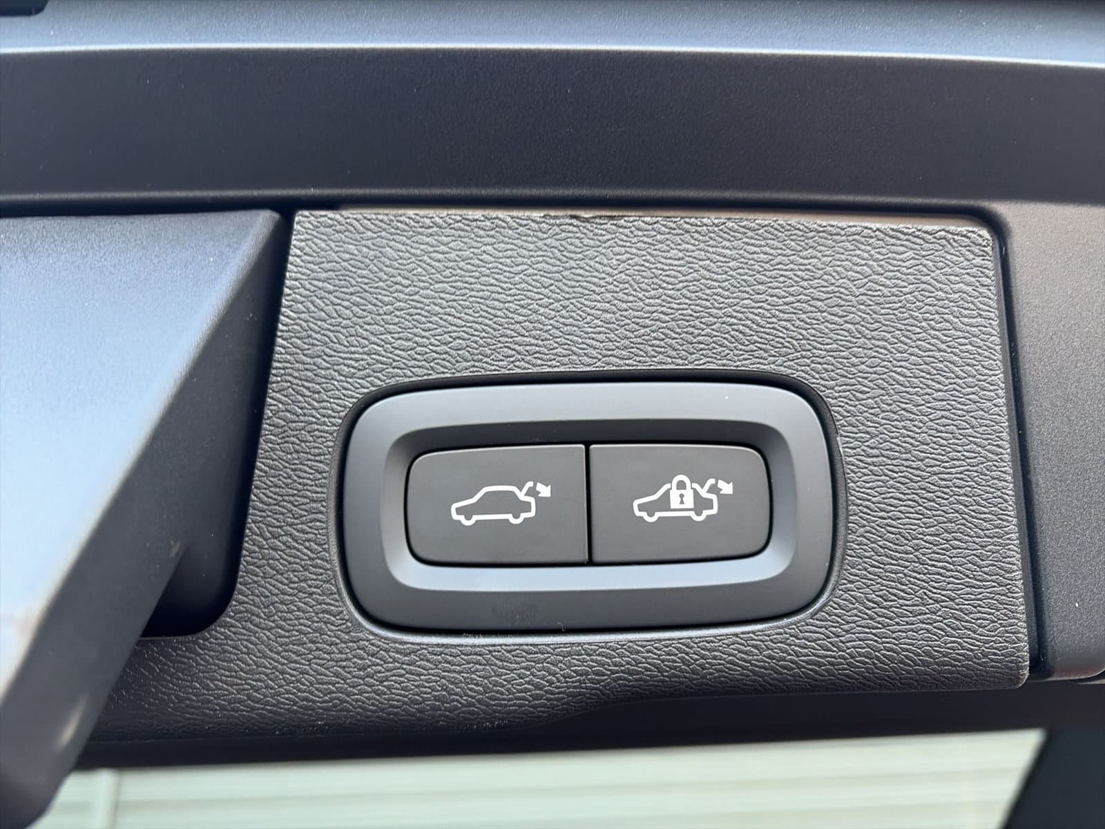 Volvo XC60 2.0 T6 Plug-in hybrid AWD Plus Black Edition / Nieuw uit voorraad / 21" Glossy Black / head-up display / elektrisch glazen panorama-dak / thumbnail 23