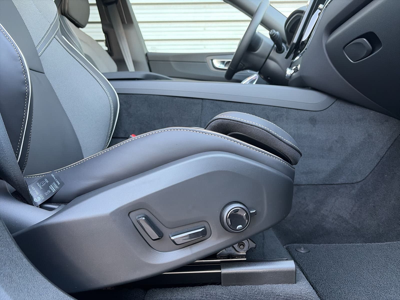 Volvo XC60 2.0 T6 Plug-in hybrid AWD Plus Black Edition / Nieuw uit voorraad / 21" Glossy Black / head-up display / elektrisch glazen panorama-dak / thumbnail 26