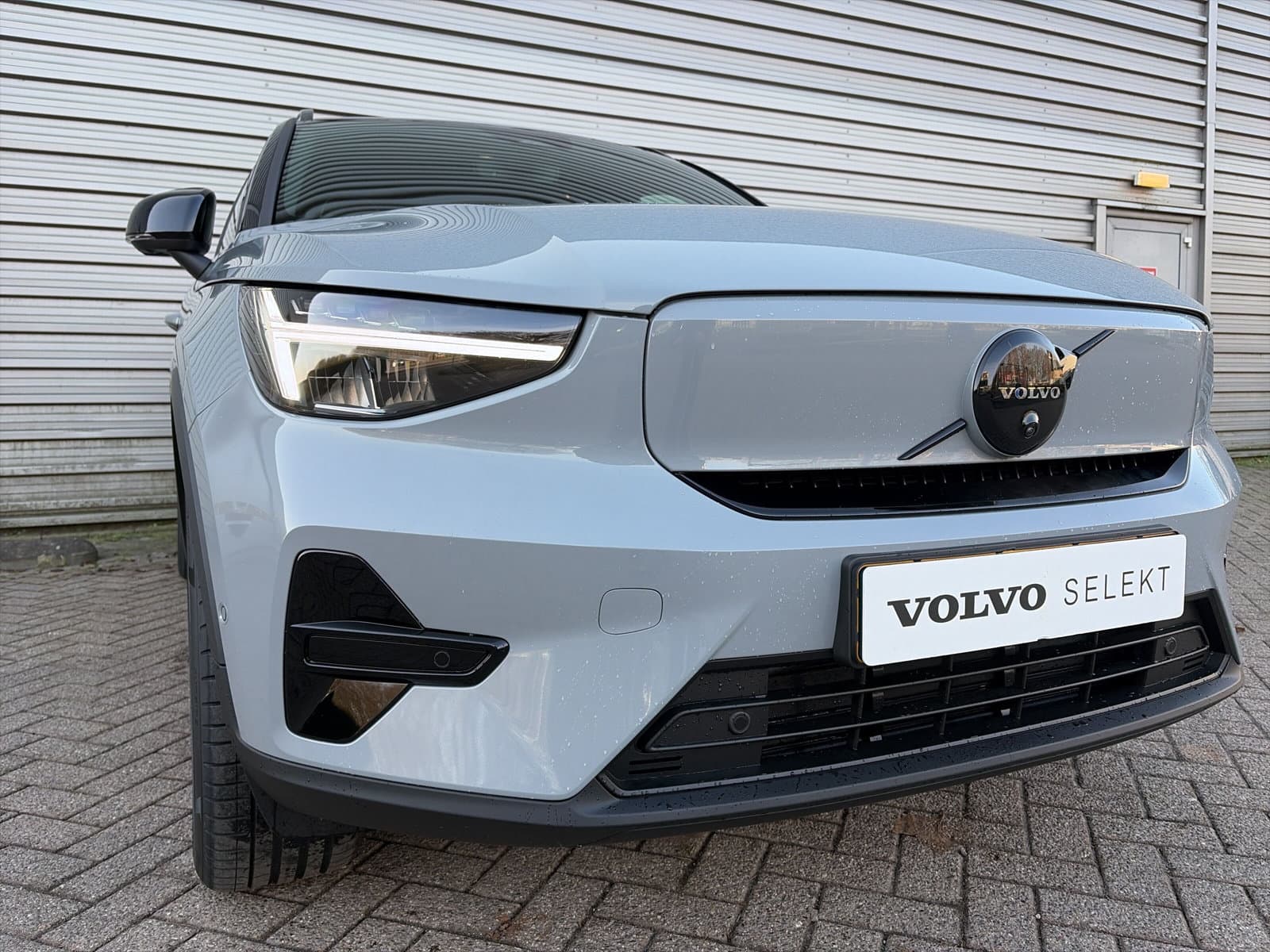 Volvo EX40 Extended Range Ultra Black Ed. / panoramadak / Rondomzichtcamera / Harman/Kardon / Stuur- en stoelverwarming / thumbnail 4