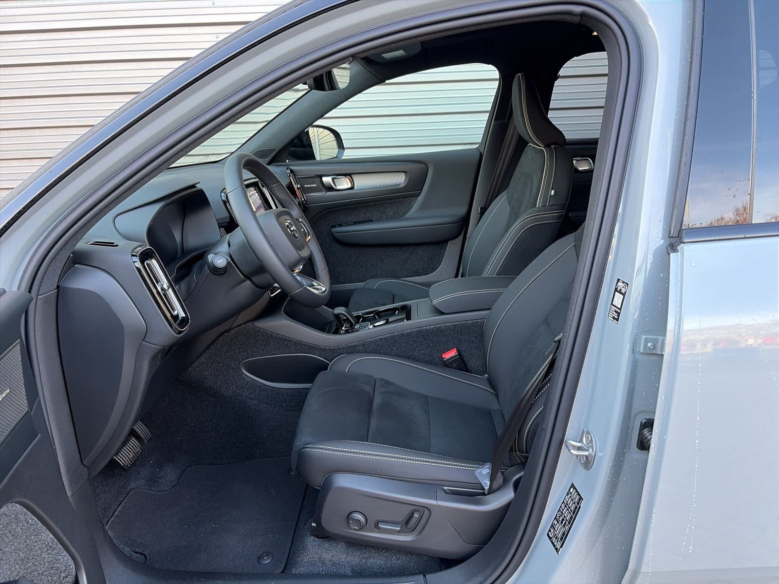 Volvo EX40 Extended Range Ultra Black Ed. / panoramadak / Rondomzichtcamera / Harman/Kardon / Stuur- en stoelverwarming / thumbnail 8