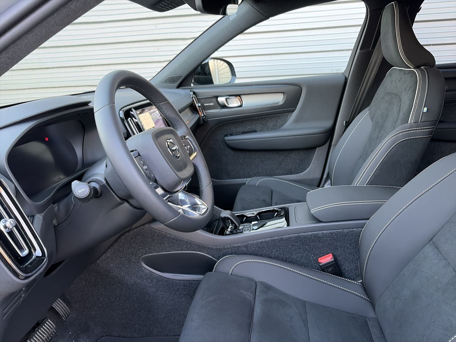 Volvo EX40 Extended Range Ultra Black Ed. / panoramadak / Rondomzichtcamera / Harman/Kardon / Stuur- en stoelverwarming / thumbnail 10