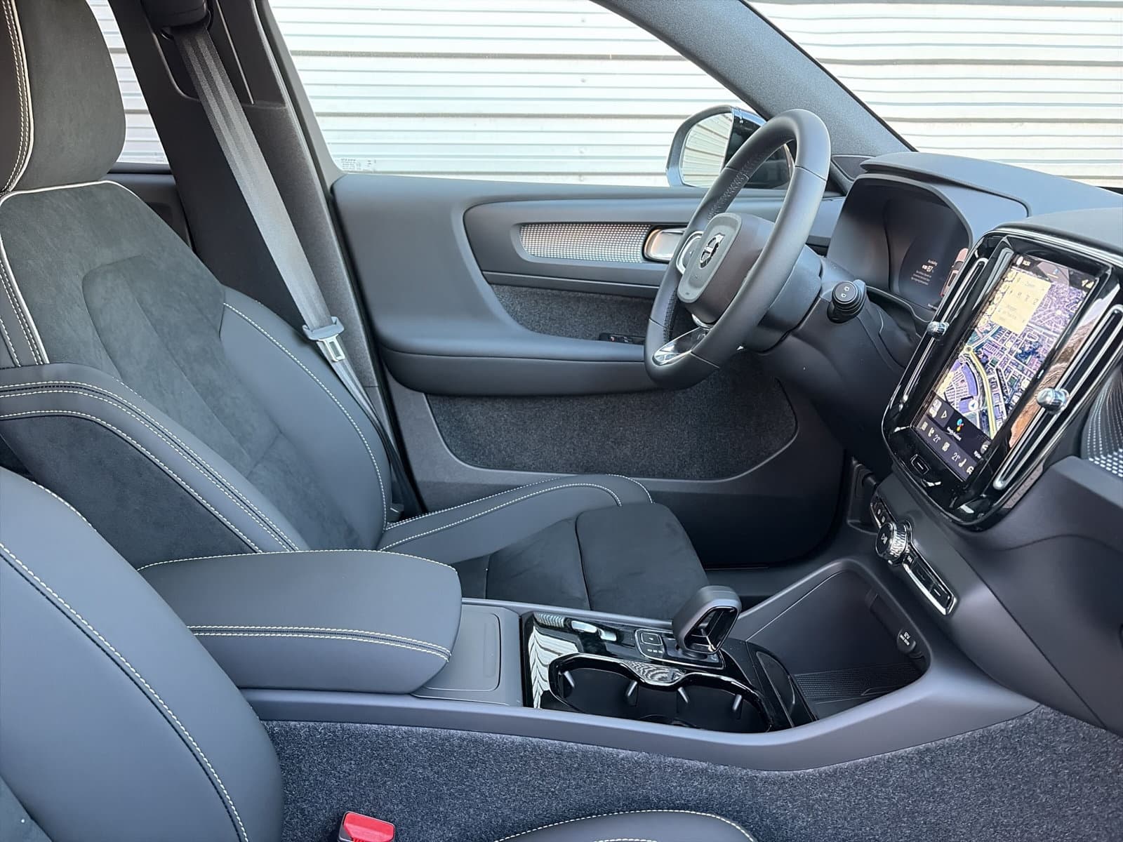 Volvo EX40 Extended Range Ultra Black Ed. / panoramadak / Rondomzichtcamera / Harman/Kardon / Stuur- en stoelverwarming / thumbnail 17