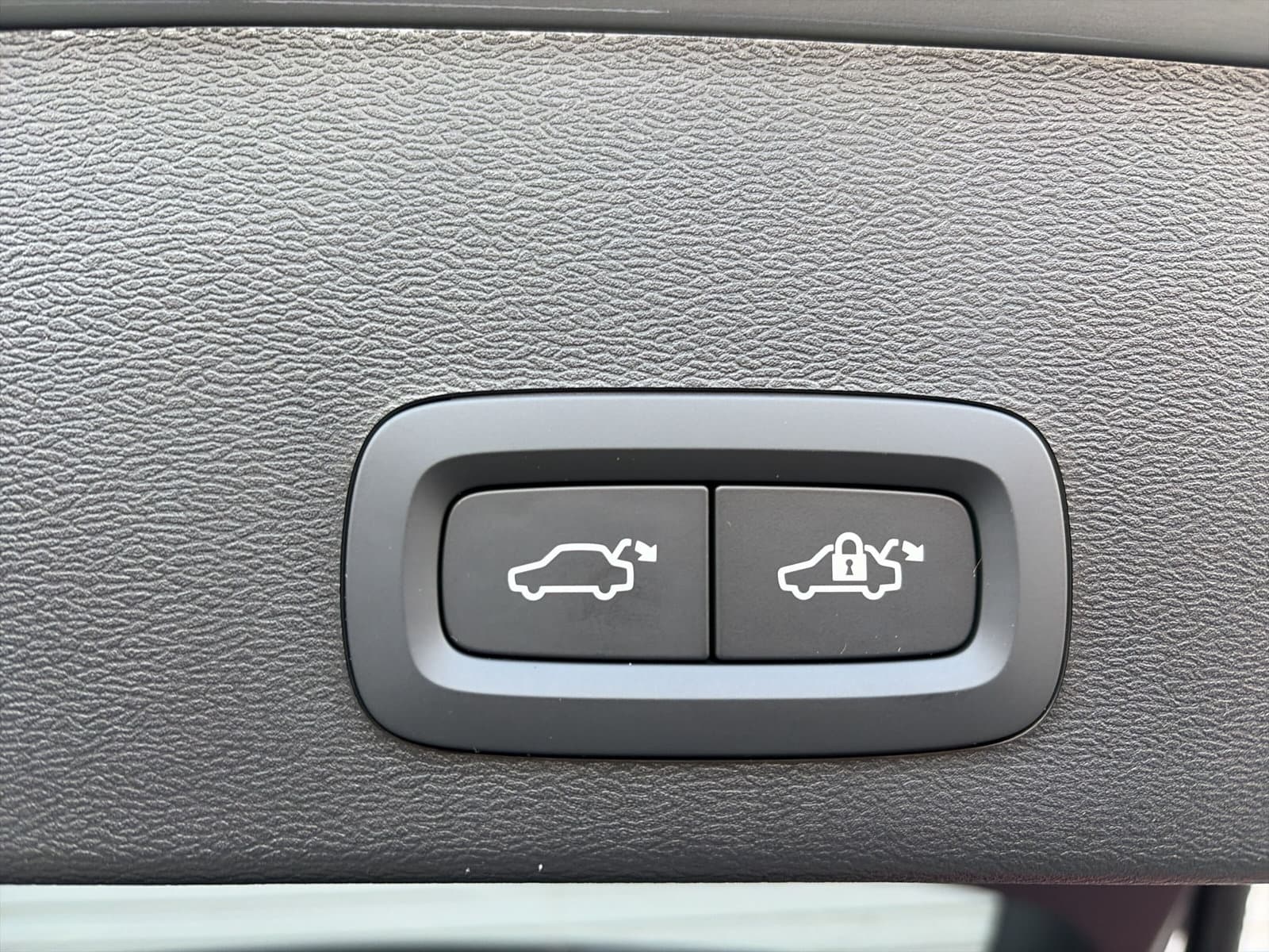 Volvo EX40 Extended Range Ultra Black Ed. / panoramadak / Rondomzichtcamera / Harman/Kardon / Stuur- en stoelverwarming / thumbnail 22