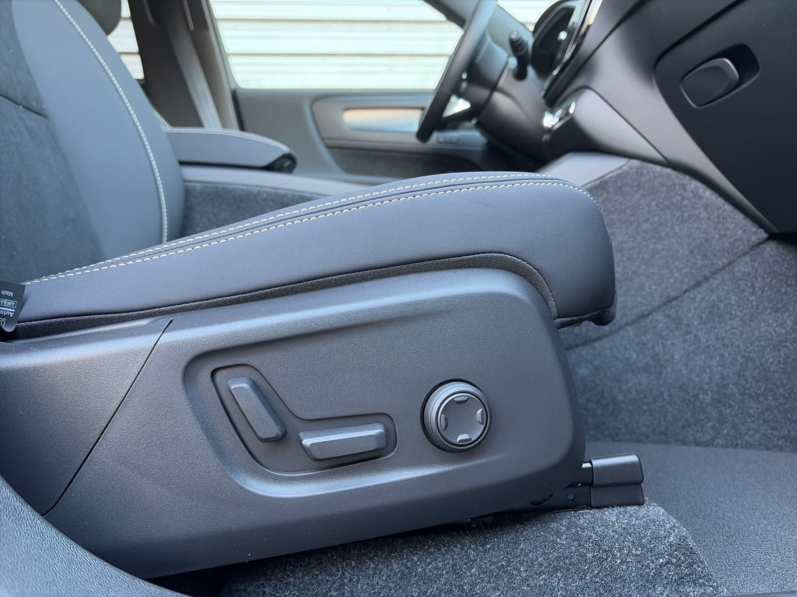 Volvo EX40 Extended Range Ultra Black Ed. / panoramadak / Rondomzichtcamera / Harman/Kardon / Stuur- en stoelverwarming / thumbnail 24