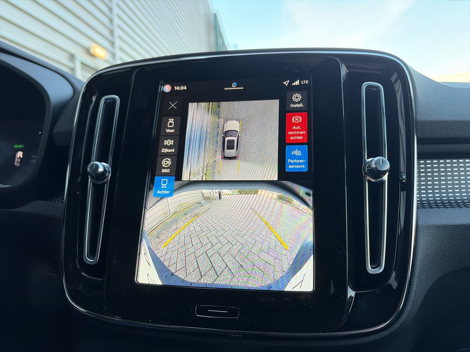 Volvo EX40 Extended Range Ultra Black Ed. / panoramadak / Rondomzichtcamera / Harman/Kardon / Stuur- en stoelverwarming / thumbnail 25