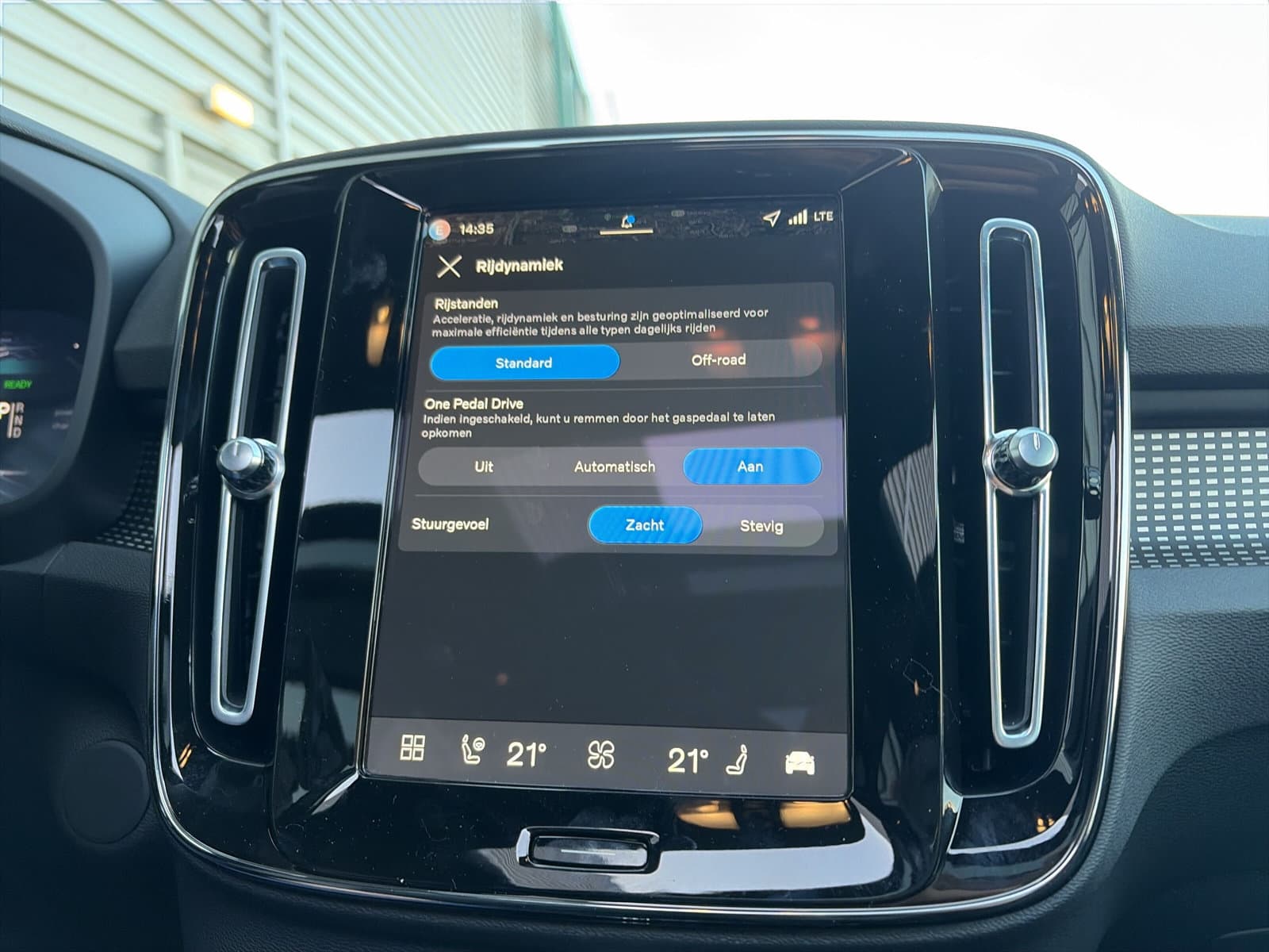 Volvo EX40 Extended Range Ultra Black Ed. / panoramadak / Rondomzichtcamera / Harman/Kardon / Stuur- en stoelverwarming / thumbnail 27