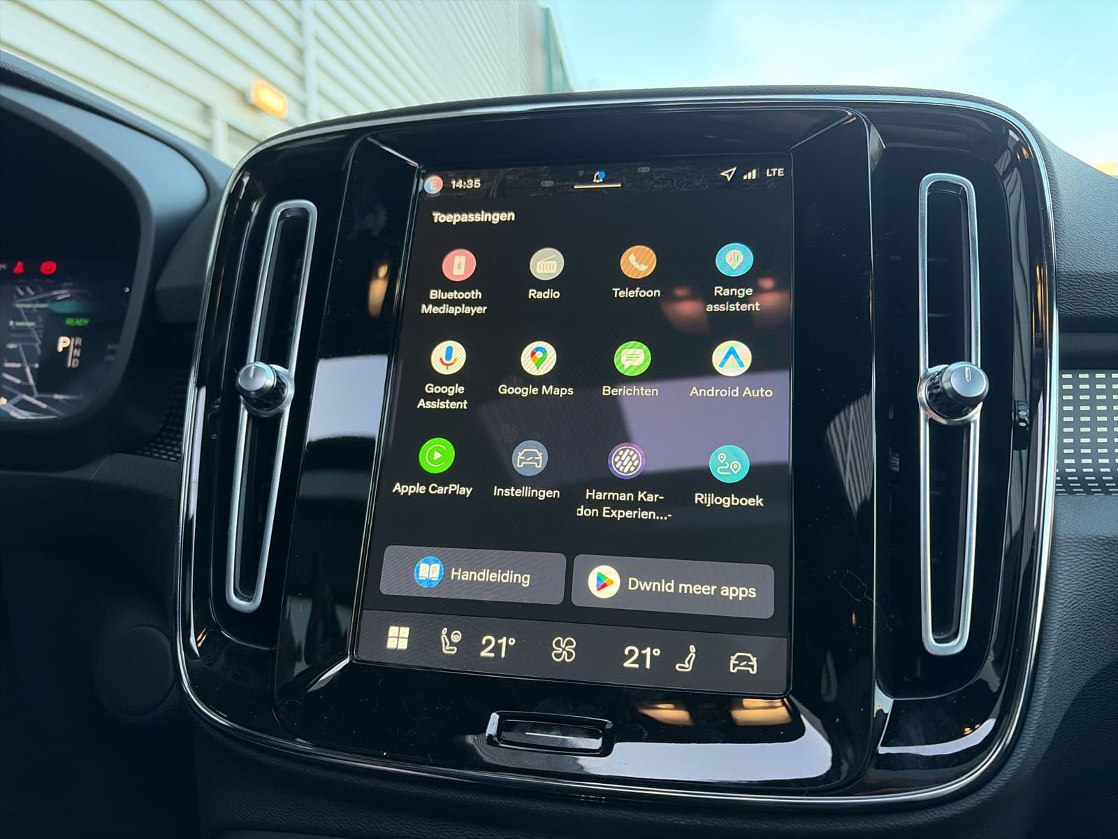 Volvo EX40 Extended Range Ultra Black Ed. / panoramadak / Rondomzichtcamera / Harman/Kardon / Stuur- en stoelverwarming / thumbnail 28