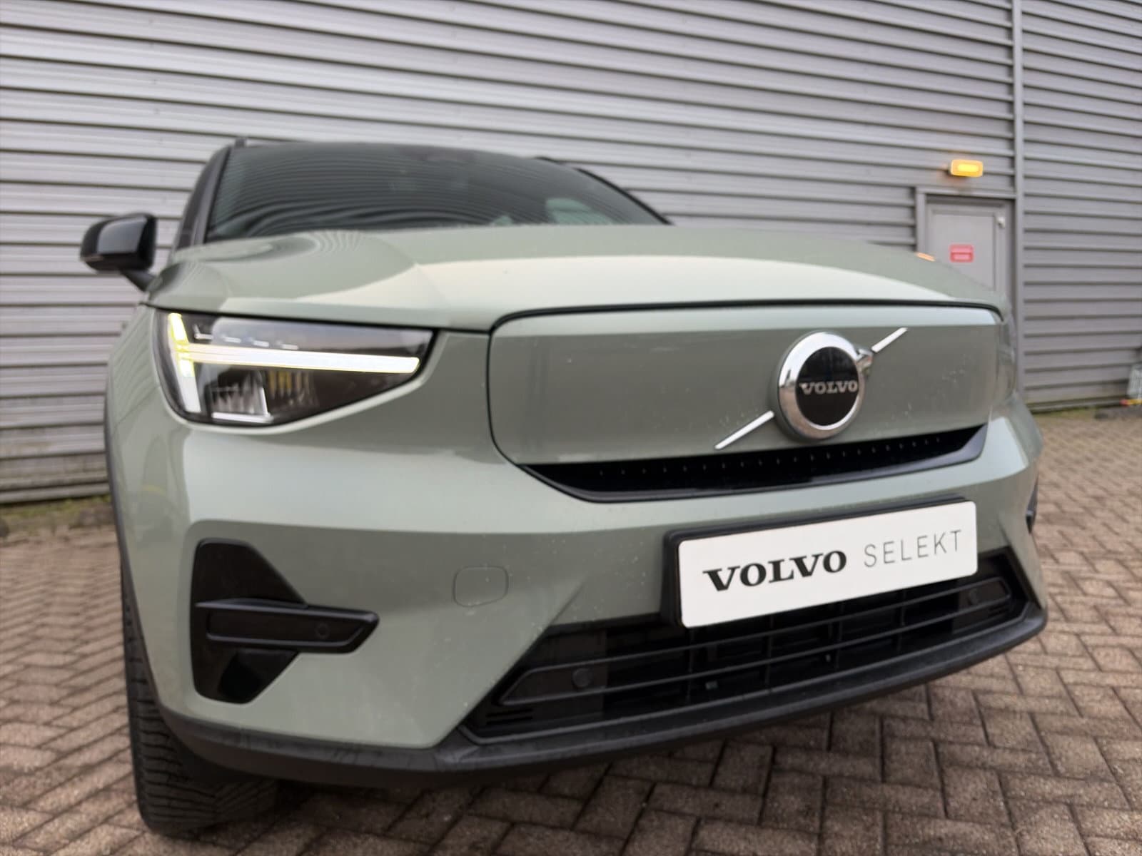 Volvo XC40 Single Motor Plus 69 kWh / Stoel- en stuurverwarming / Achteruitrijcamera / Elektrische achterklep / thumbnail 4