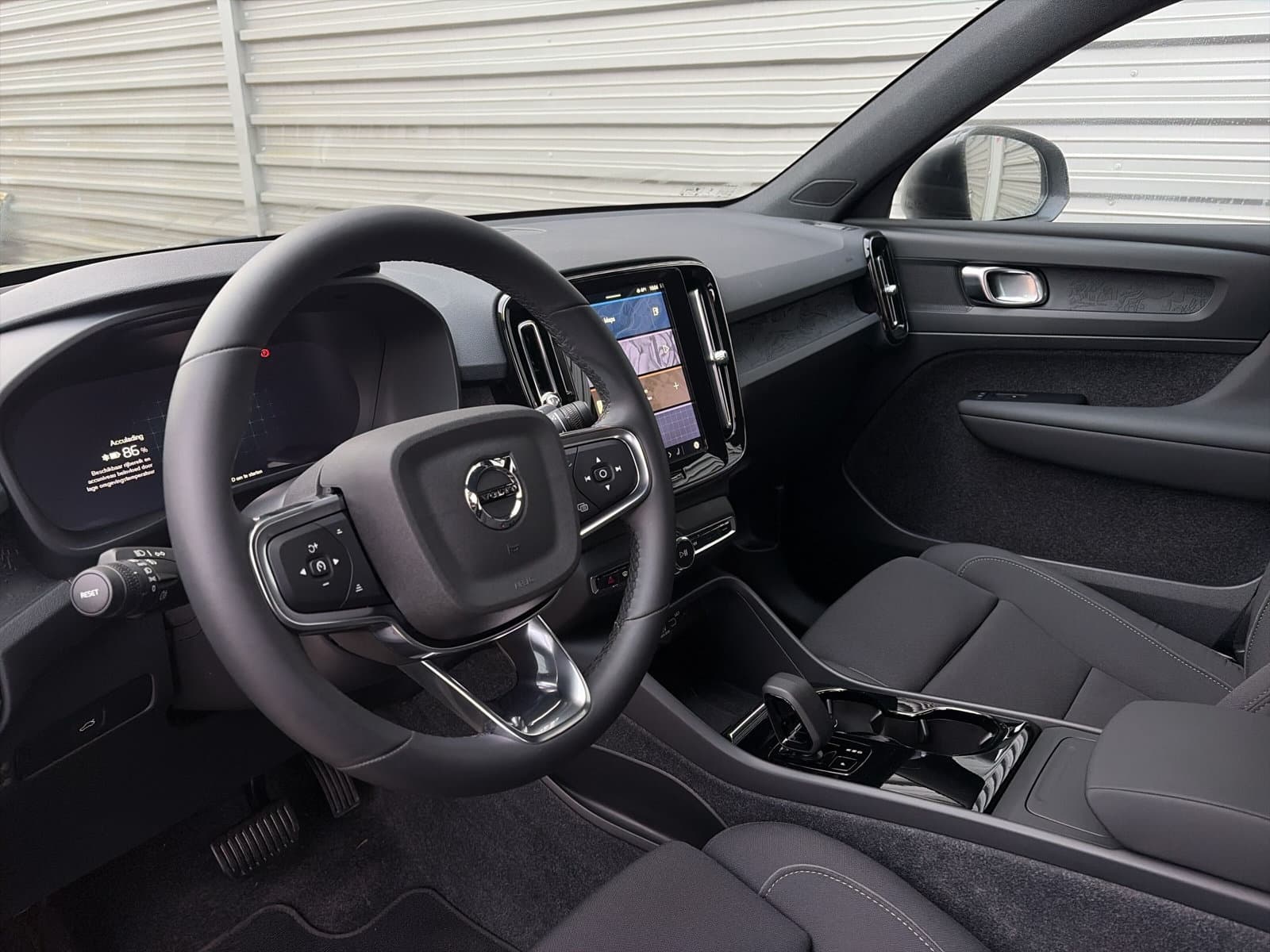 Volvo XC40 Single Motor Plus 69 kWh / Stoel- en stuurverwarming / Achteruitrijcamera / Elektrische achterklep / thumbnail 11