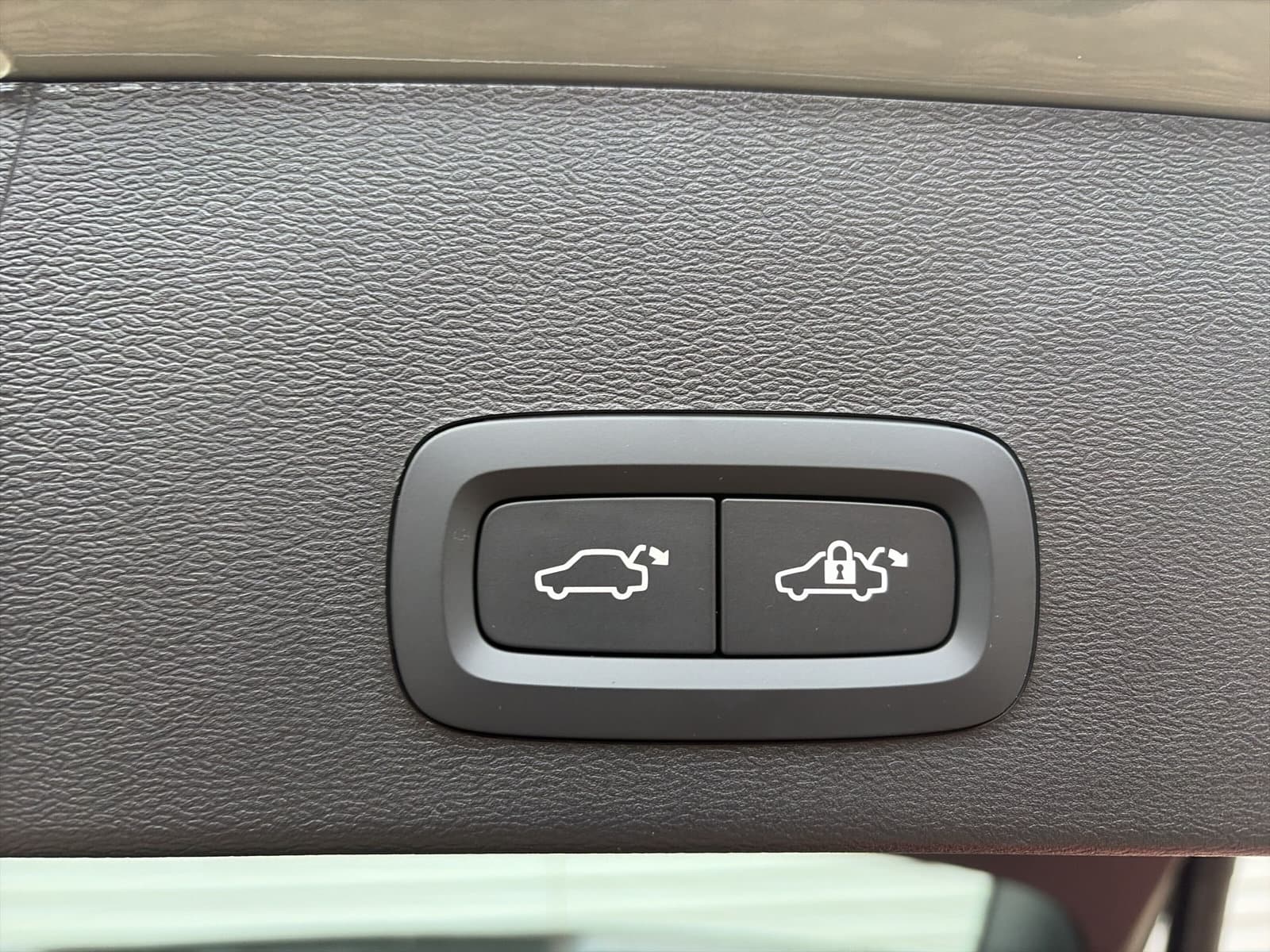 Volvo XC40 Single Motor Plus 69 kWh / Stoel- en stuurverwarming / Achteruitrijcamera / Elektrische achterklep / thumbnail 22