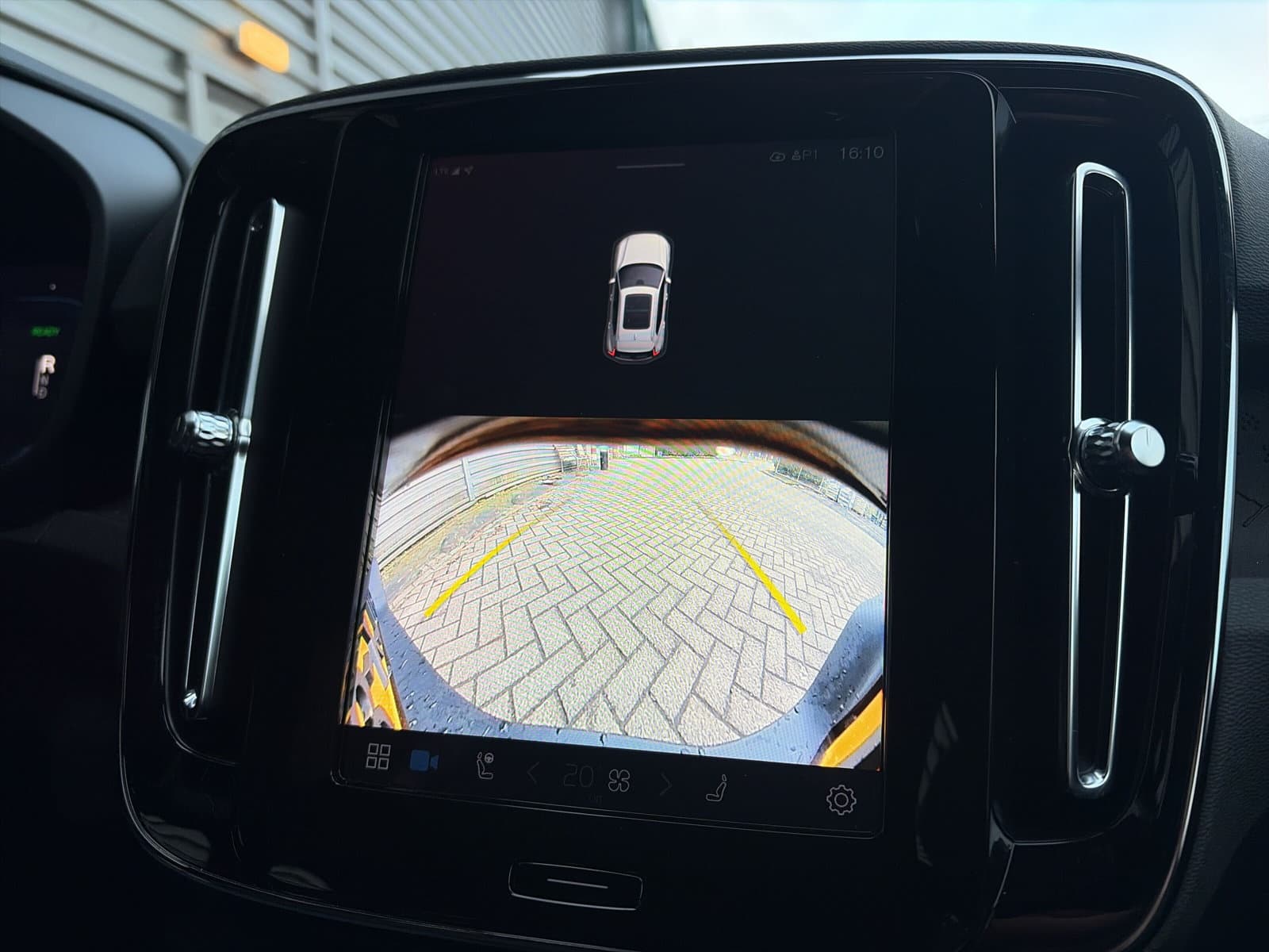 Volvo XC40 Single Motor Plus 69 kWh / Stoel- en stuurverwarming / Achteruitrijcamera / Elektrische achterklep / thumbnail 25