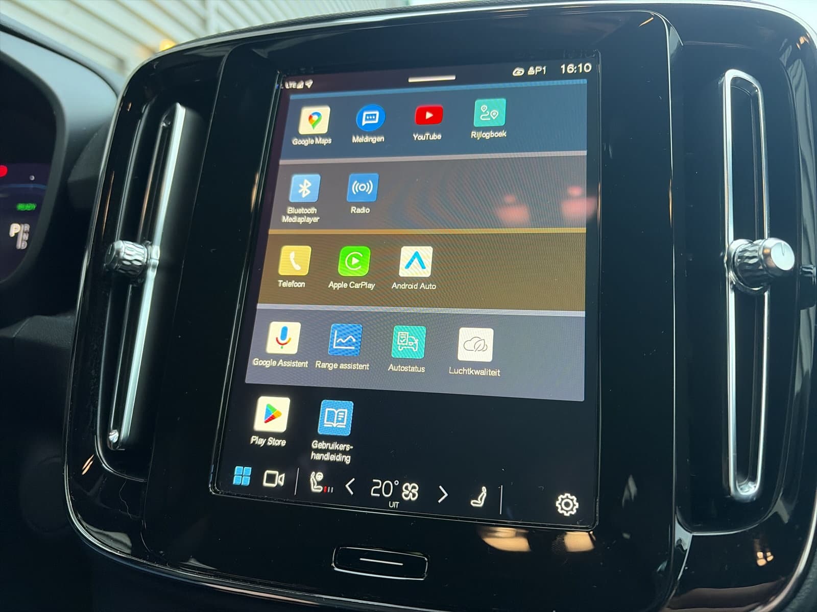 Volvo XC40 Single Motor Plus 69 kWh / Stoel- en stuurverwarming / Achteruitrijcamera / Elektrische achterklep / thumbnail 27