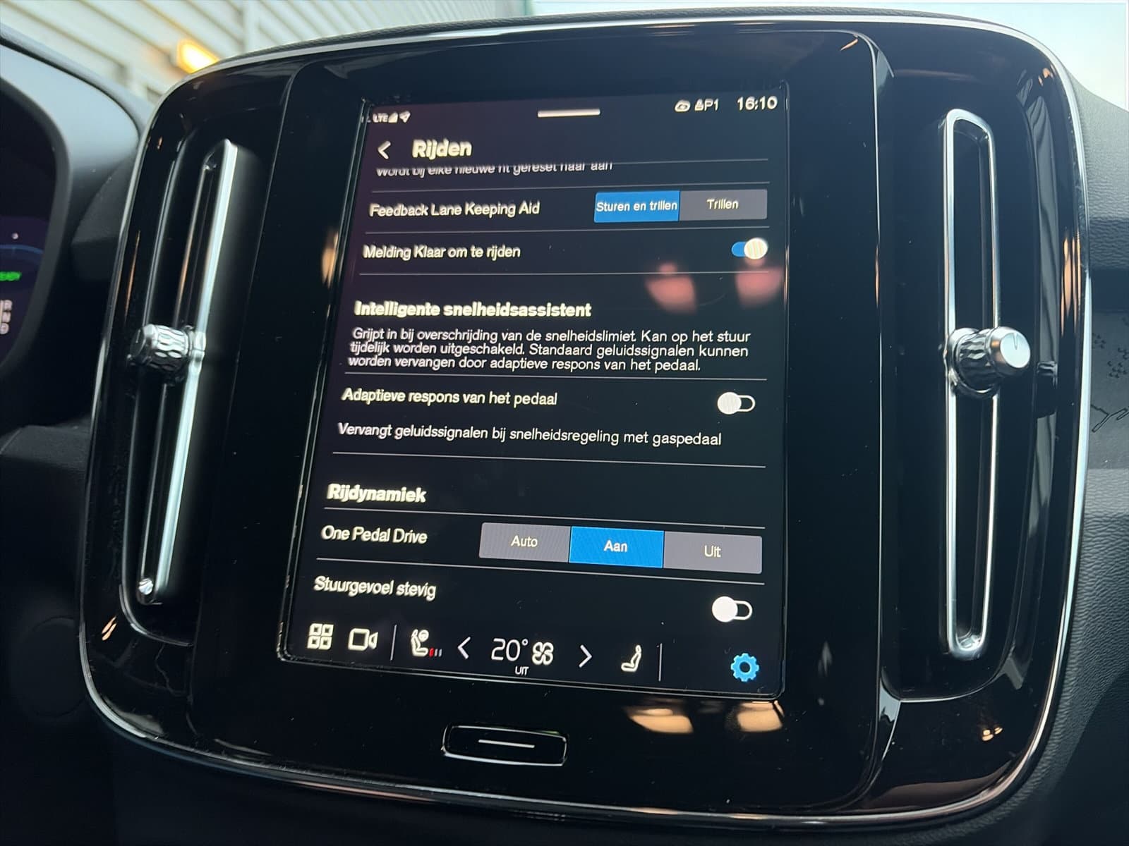 Volvo XC40 Single Motor Plus 69 kWh / Stoel- en stuurverwarming / Achteruitrijcamera / Elektrische achterklep / thumbnail 28