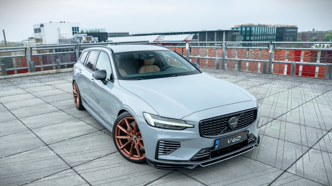 Volvo V60 T6 Plug-in hybrid AWD Plus Dark / Custom made Black Sheep uitvoering / 20" Heico matt Bronze / Heico verlaagd / Geventileerd Amber Leder / thumbnail 2