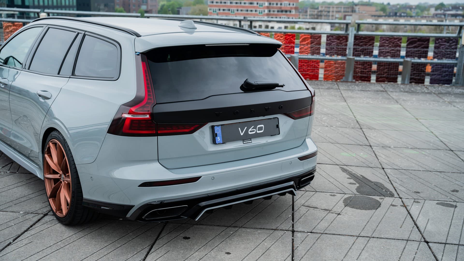 Volvo V60 T6 Plug-in hybrid AWD Plus Dark / Custom made Black Sheep uitvoering / 20" Heico matt Bronze / Heico verlaagd / Geventileerd Amber Leder / thumbnail 3