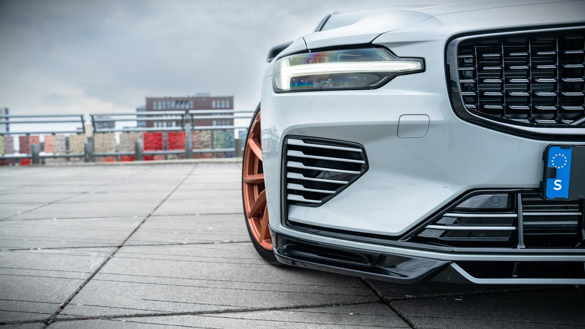 Volvo V60 T6 Plug-in hybrid AWD Plus Dark / Custom made Black Sheep uitvoering / 20" Heico matt Bronze / Heico verlaagd / Geventileerd Amber Leder / thumbnail 4