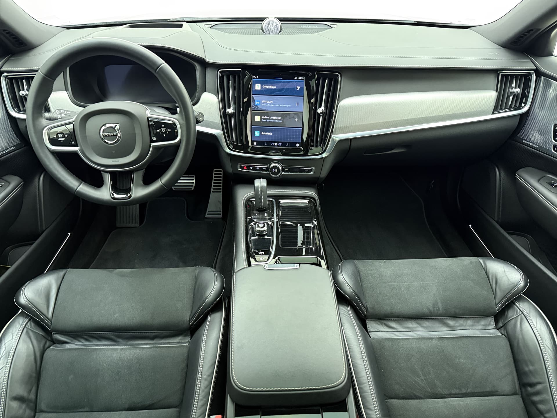 Volvo V90 T8 455pk AWD R-Design / Luchtvering / Bowers&Wilkins Audio / Gelaagd glas / 360 Camera / 20'' / Head-Up / Trekhaak / Black Pack / Full-LED / Lederen Dashboard / thumbnail 2