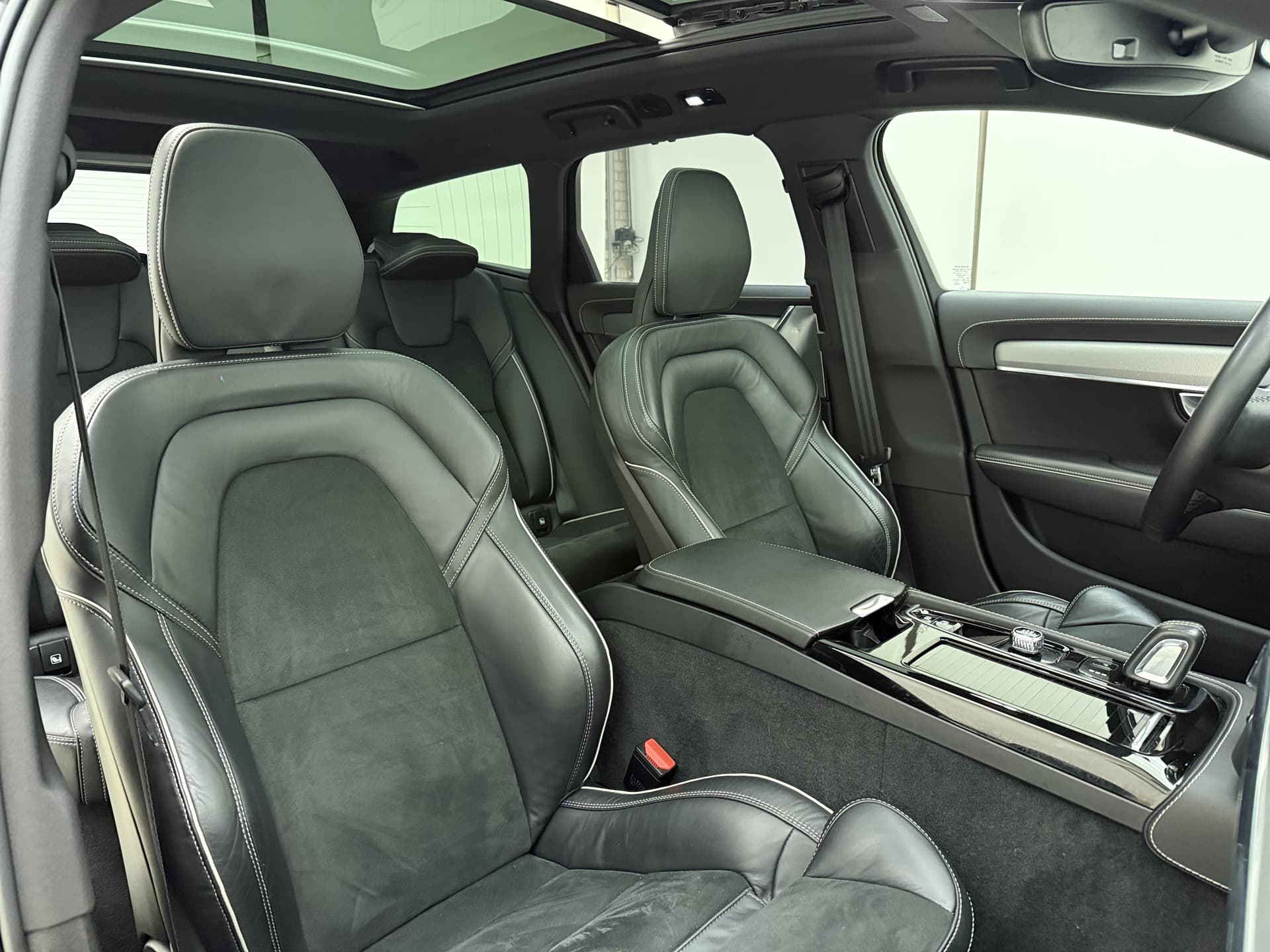 Volvo V90 T8 455pk AWD R-Design / Luchtvering / Bowers&Wilkins Audio / Gelaagd glas / 360 Camera / 20'' / Head-Up / Trekhaak / Black Pack / Full-LED / Lederen Dashboard / thumbnail 4