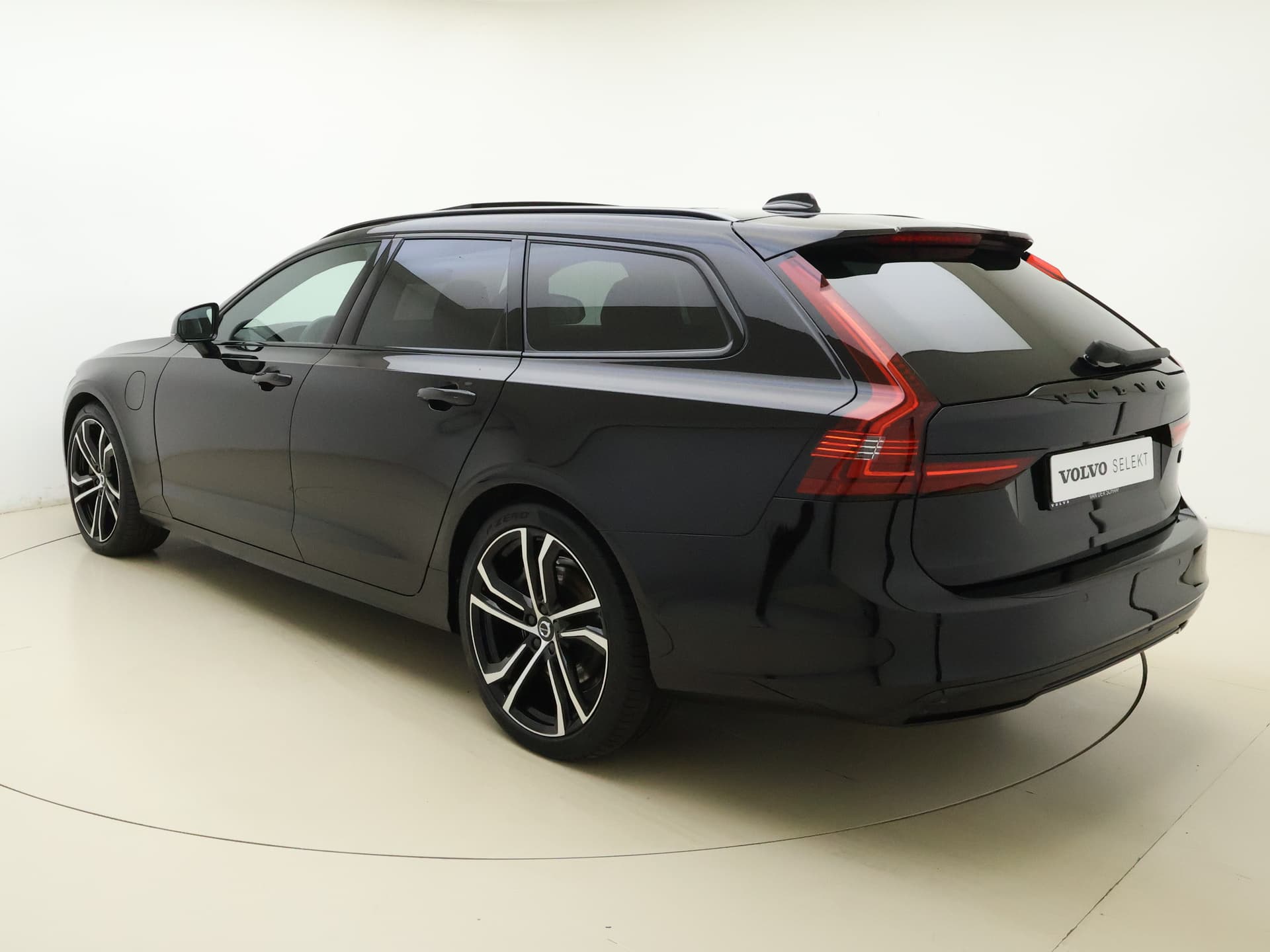Volvo V90 T8 455pk AWD R-Design / Luchtvering / Bowers&Wilkins Audio / Gelaagd glas / 360 Camera / 20'' / Head-Up / Trekhaak / Black Pack / Full-LED / Lederen Dashboard / thumbnail 7