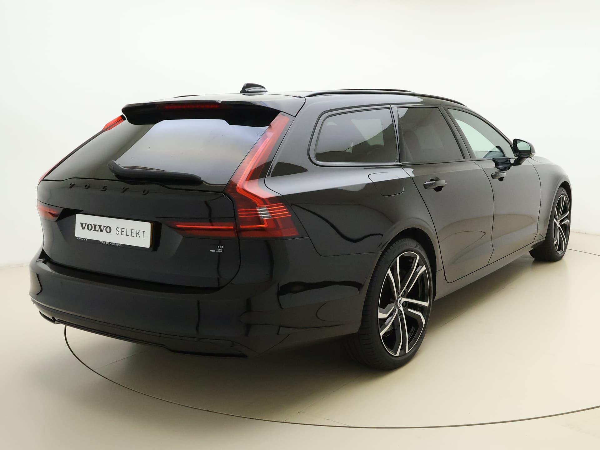 Volvo V90 T8 455pk AWD R-Design / Luchtvering / Bowers&Wilkins Audio / Gelaagd glas / 360 Camera / 20'' / Head-Up / Trekhaak / Black Pack / Full-LED / Lederen Dashboard / thumbnail 8
