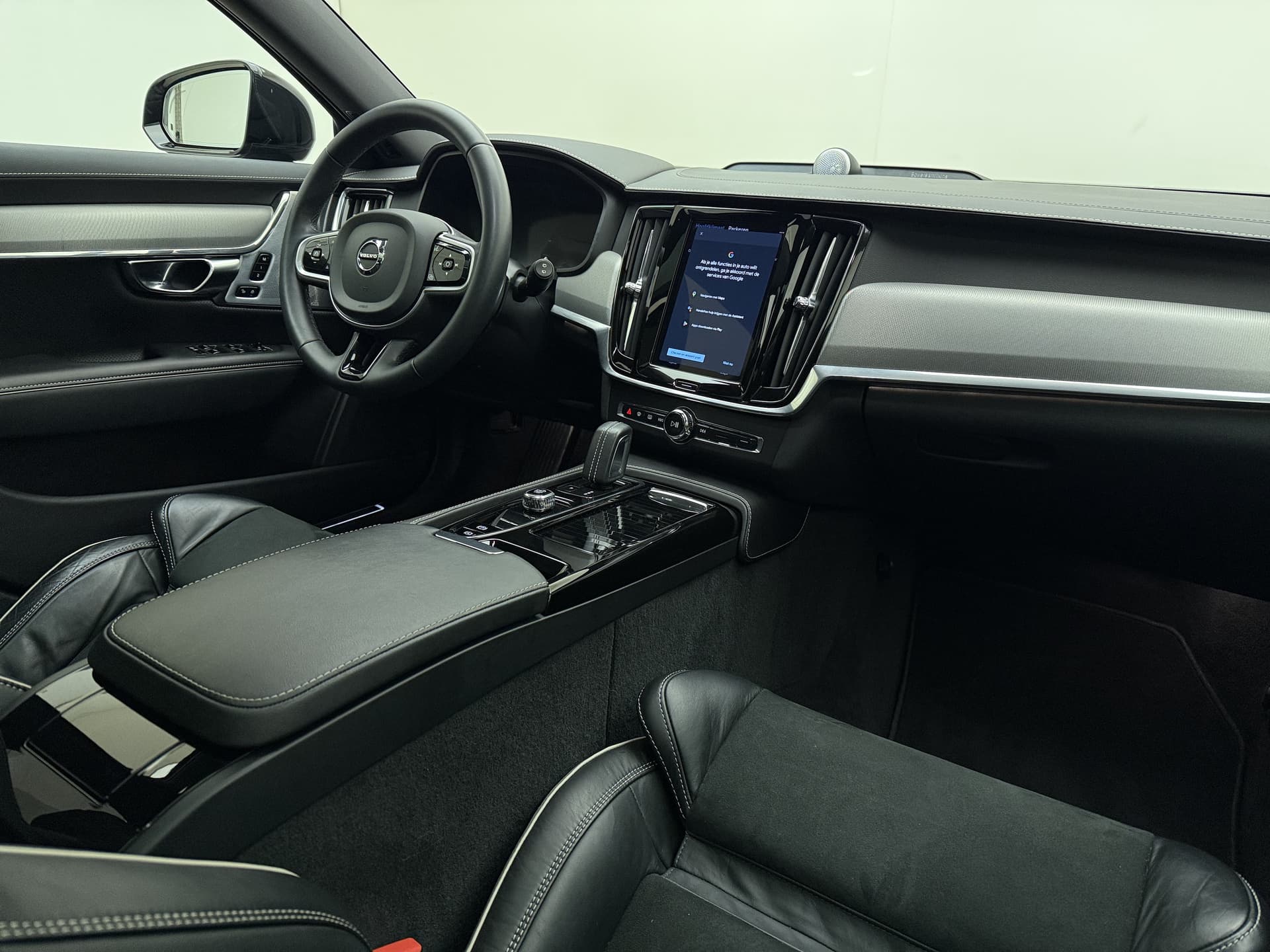 Volvo V90 T8 455pk AWD R-Design / Luchtvering / Bowers&Wilkins Audio / Gelaagd glas / 360 Camera / 20'' / Head-Up / Trekhaak / Black Pack / Full-LED / Lederen Dashboard / thumbnail 9