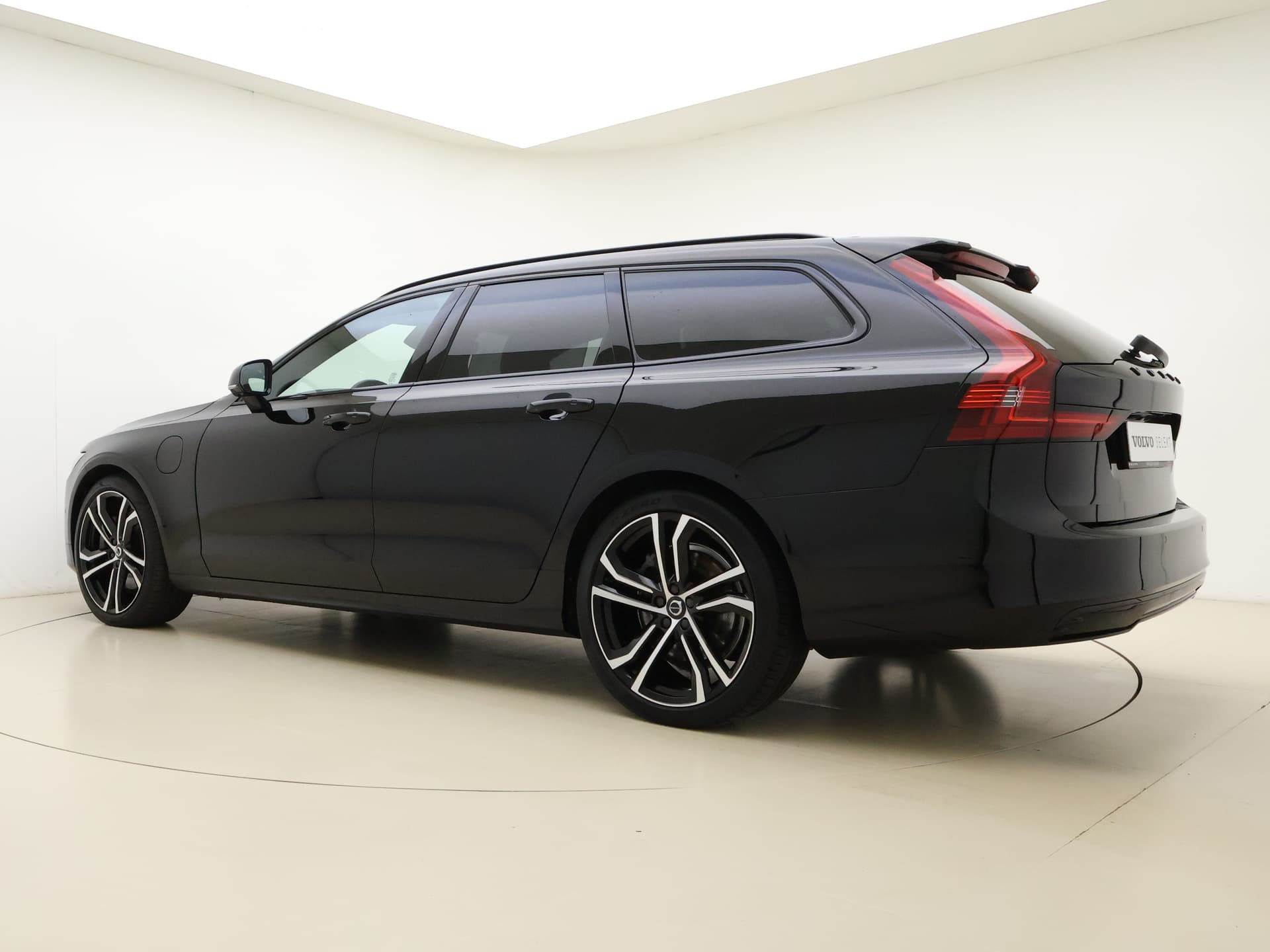 Volvo V90 T8 455pk AWD R-Design / Luchtvering / Bowers&Wilkins Audio / Gelaagd glas / 360 Camera / 20'' / Head-Up / Trekhaak / Black Pack / Full-LED / Lederen Dashboard / thumbnail 18