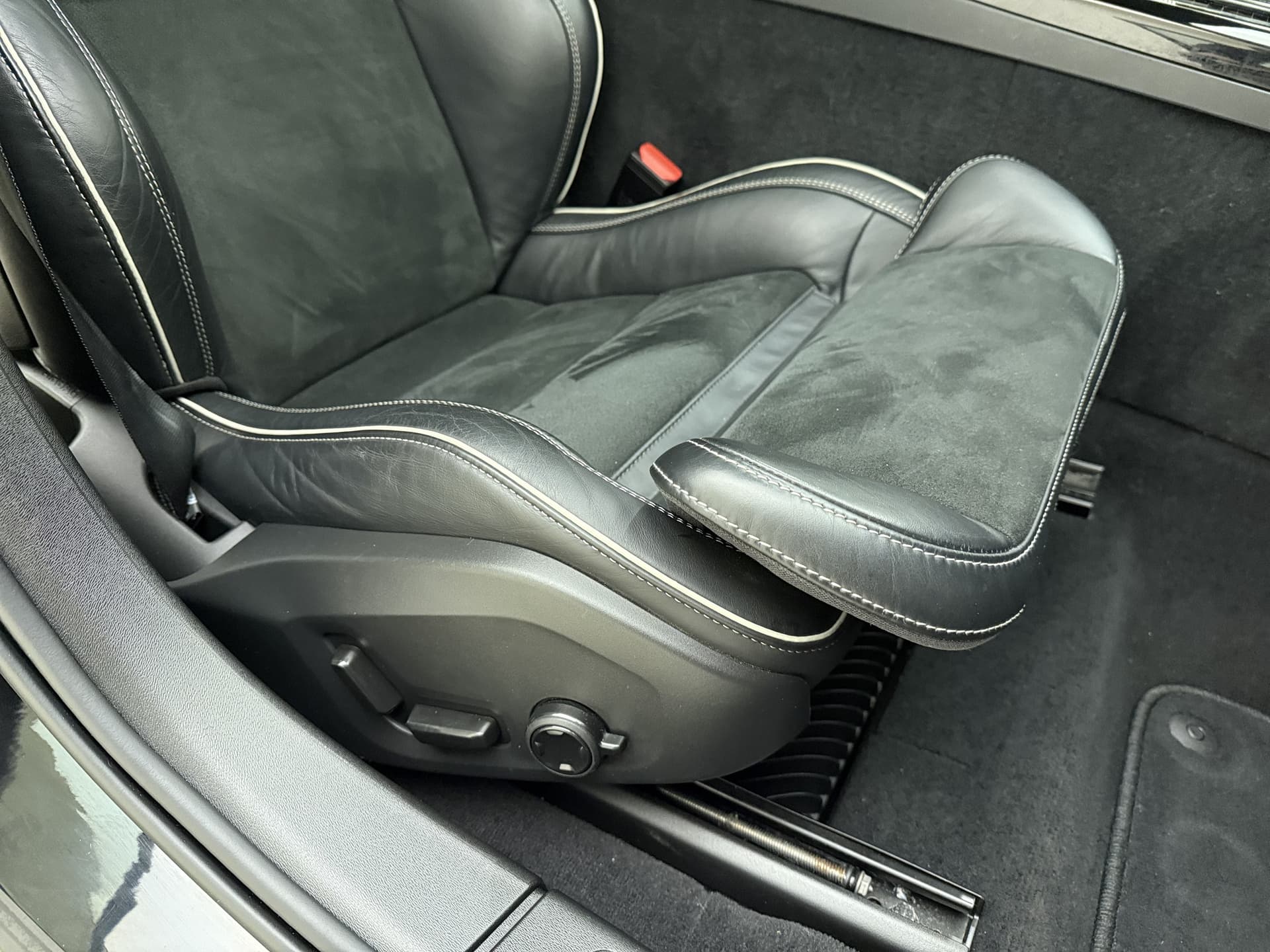 Volvo V90 T8 455pk AWD R-Design / Luchtvering / Bowers&Wilkins Audio / Gelaagd glas / 360 Camera / 20'' / Head-Up / Trekhaak / Black Pack / Full-LED / Lederen Dashboard / thumbnail 23